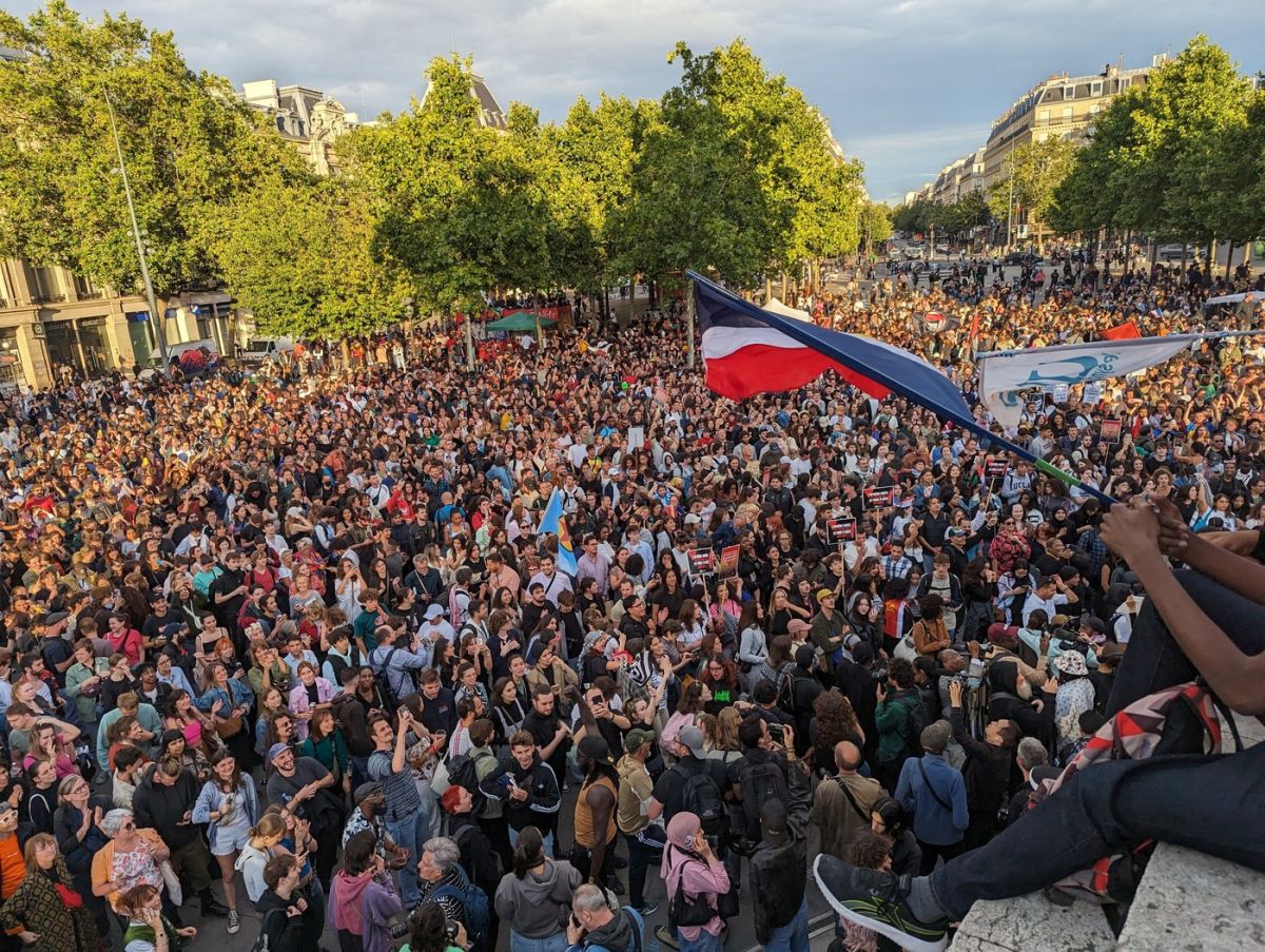 Victoria stângii în alegerile din Franța, sărbătorită de mii de oameni în centrul Parisului. Ciocniri între poliție și unii manifestanți