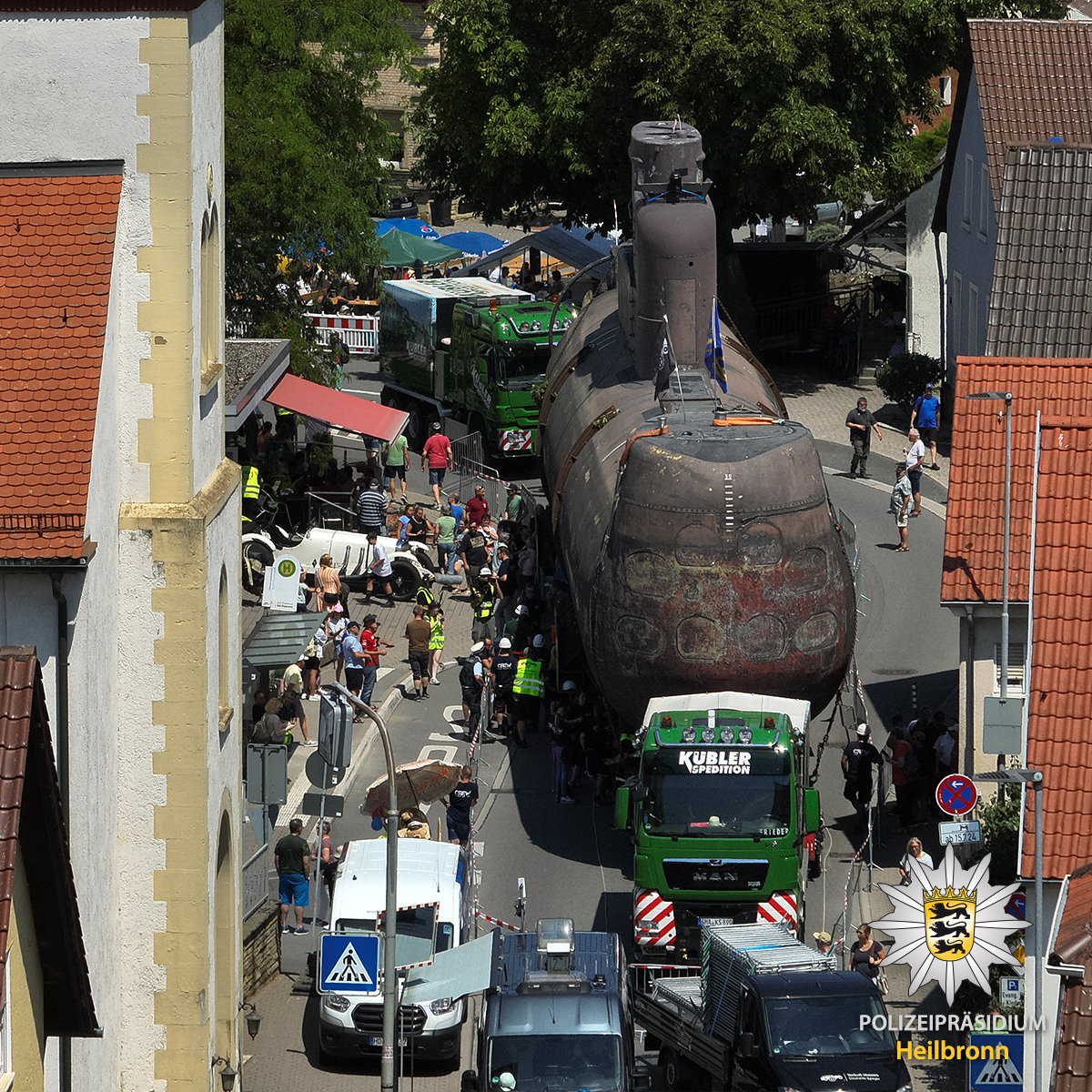Submarin de 48 de metri, filmat pe străzile înguste ale unui oraș german! Sute de oameni au ieșit din case pentru a vedea transportul special