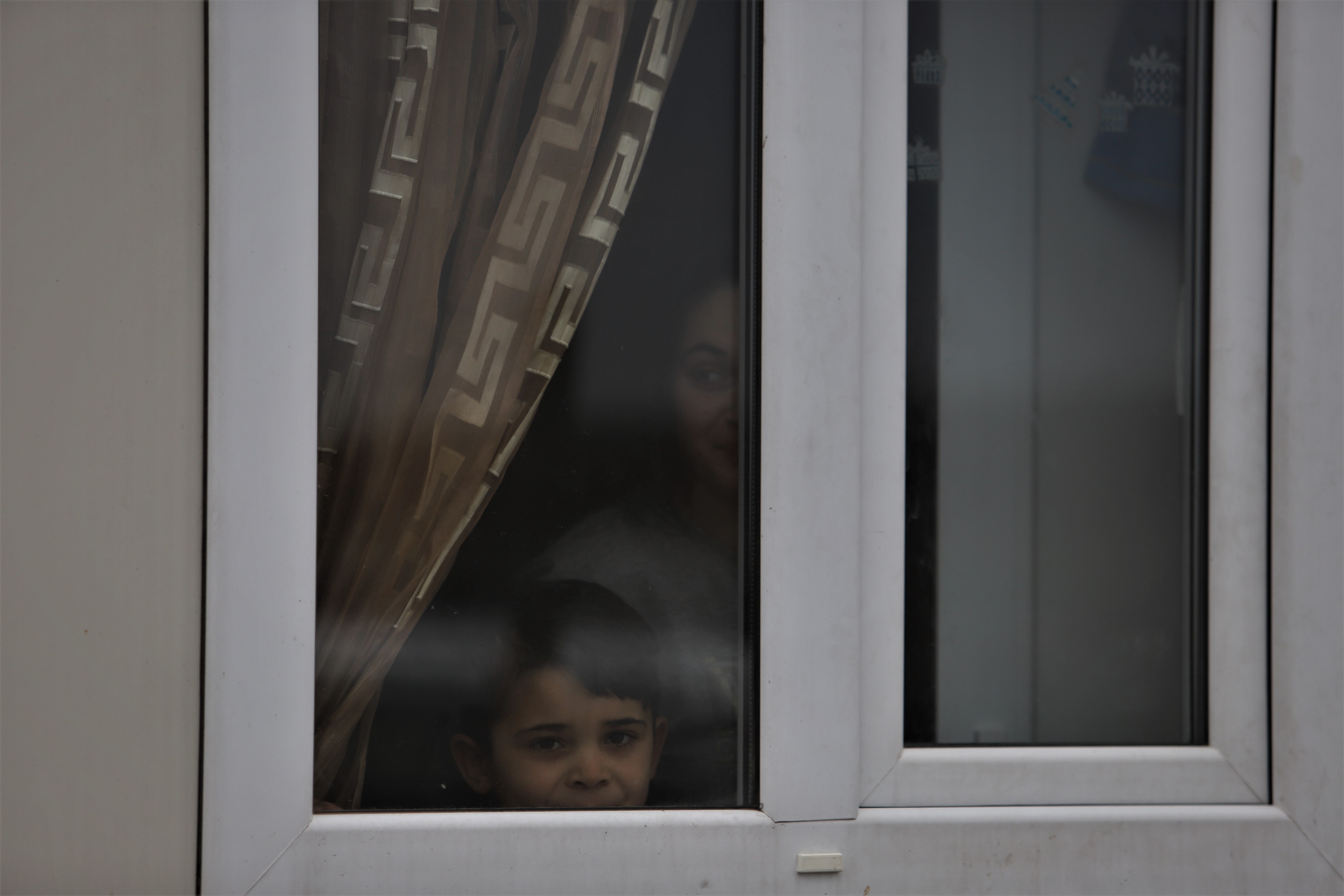REPORTAJ. Viața chinuită a unei familii cu cinci copii, care s-a mutat din grajd în container: „Primăria nu ne dă hârtie să ne legăm la curent”. De ce i-a lăsat și fără ajutorul social