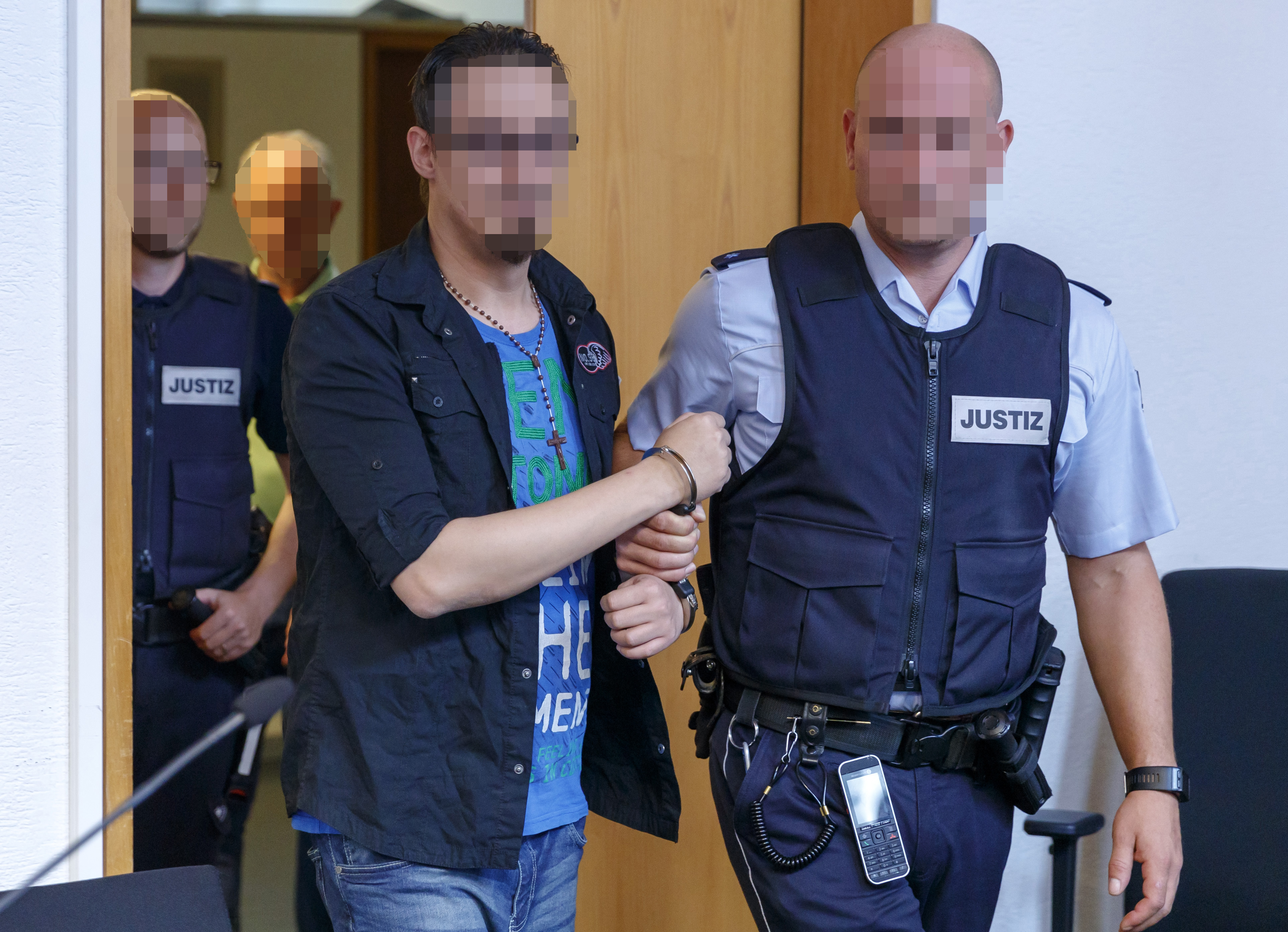 Pedeapsa primită de doi părinți care și-au violat fiul de 9 ani și l-au vândut pedofililor pe „dark web”. Ororile au fost filmate