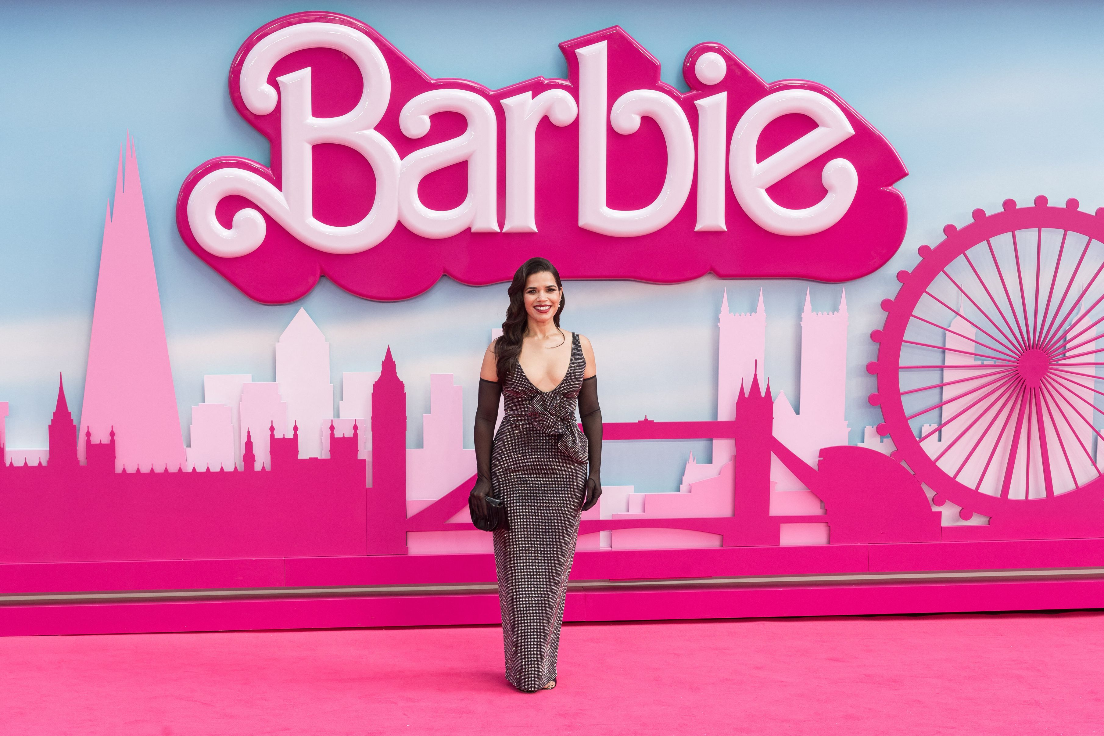 Margot Robbie și Dua Lipa, apariții spectaculoase pe covorul roz la premiera filmului „Barbie”, în Londra
