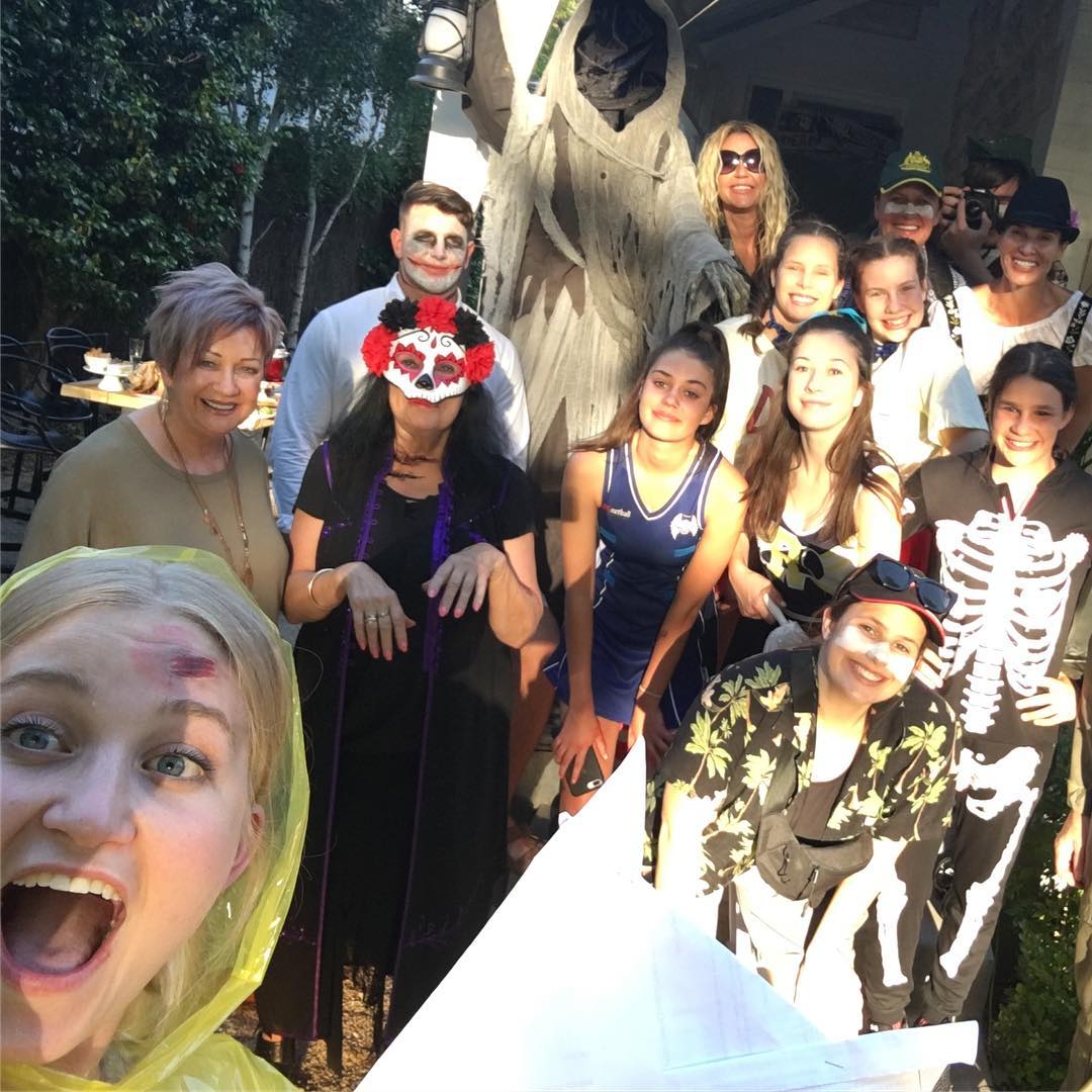 Cum a sărbătorit Darren Cahill de Halloween. Antrenorul Simonei Halep s-a distrat printre scheleți | GALERIE FOTO