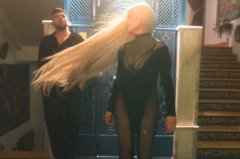 Loredana Groza, transformată în cameristă în videoclipul melodiei „Mister Amor”. În ce ipostaze apare alături de Shift