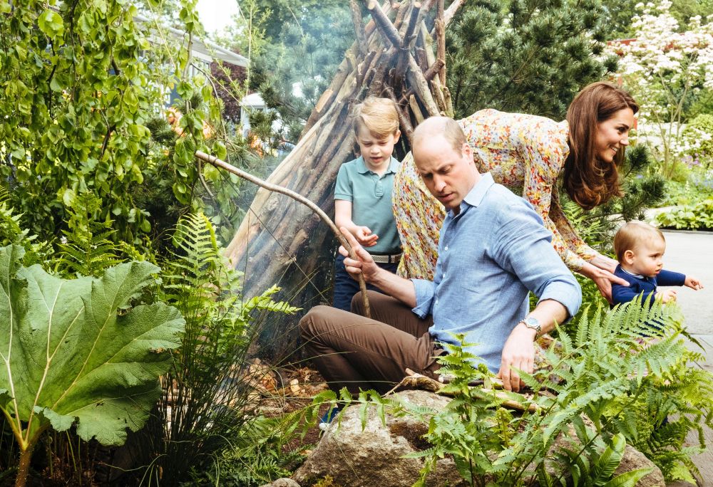 Kate Middleton, fotografii adorabile de familie în grădina pe care a decorat-o. Cum s-a distrat în natură Ducesa de Cambridge, alături de Prințul William și de cei trei copii / FOTO&VIDEO