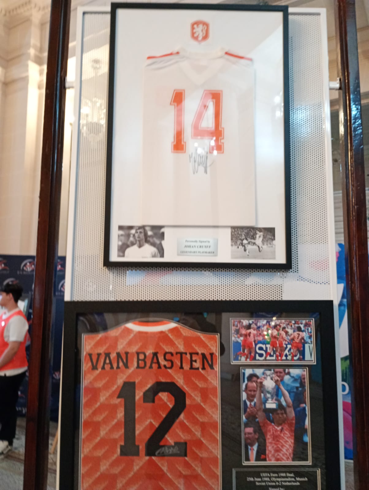 Raiul tricourilor cu autograf, de la Cristiano și Messi, la Ronaldo, Maradona sau Pele: „Expoziție cu piese-unicat, la Ploiești”