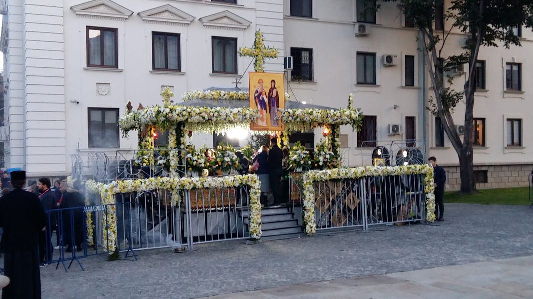 Moaștele Sfintei Parascheva, scoase din Catedrala Mitropolitană din Iași. Mii de pelerini au venit să se închine la ocrotitoarea Moldovei