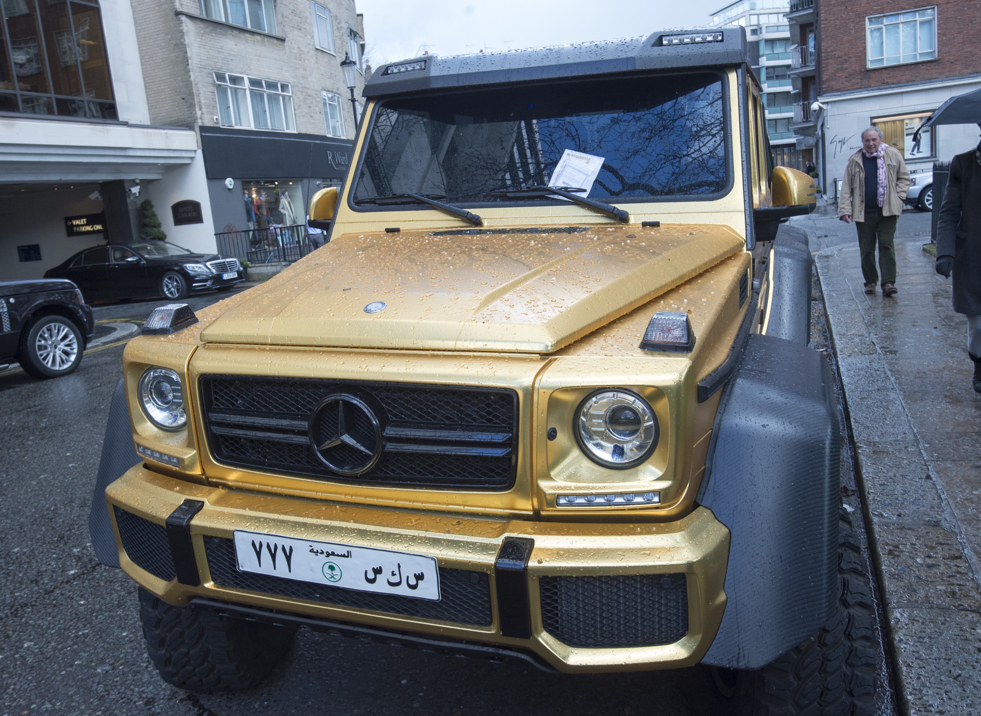 Un saudit și-a transportat flota de mașini aurite în centrul Londrei. A primit amendă de la poliție / FOTO