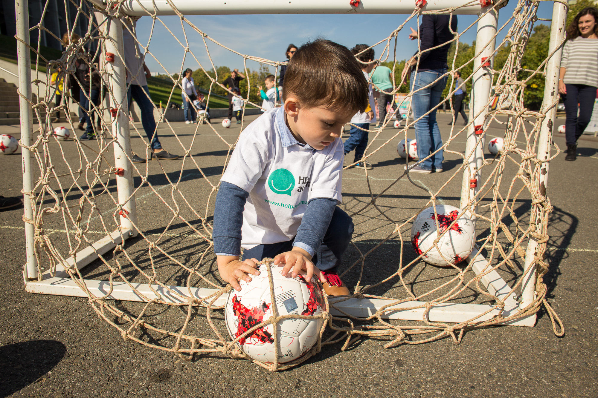 FRF susține integrarea prin sport a copiilor cu autism. 25 de puști au făcut cunoștință cu fotbalul
