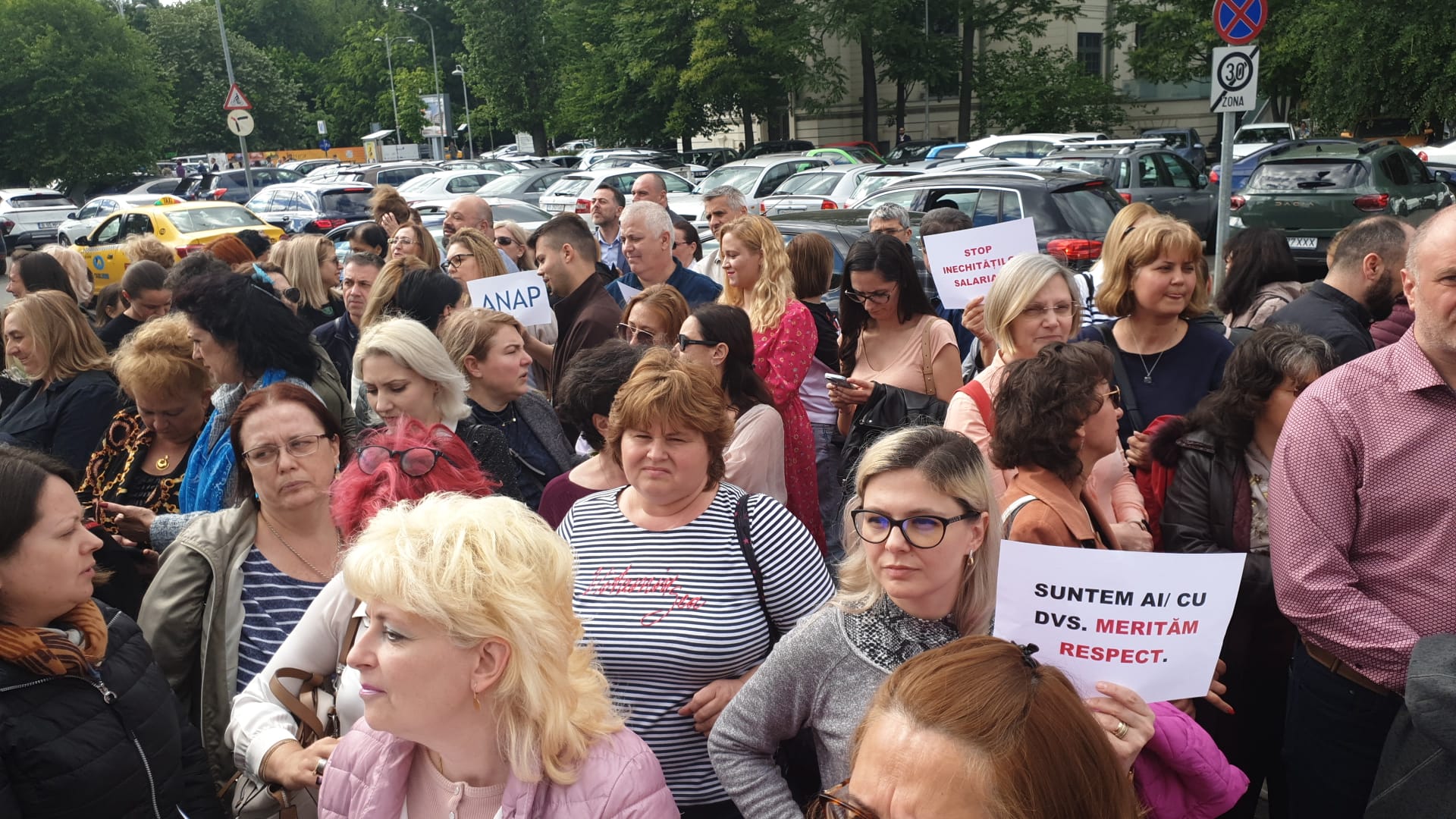 Protest spontan la Guvern. Angajații din aparatul de lucru al premierului vor salarii mai mari. Reacția lui Marcel Ciolacu