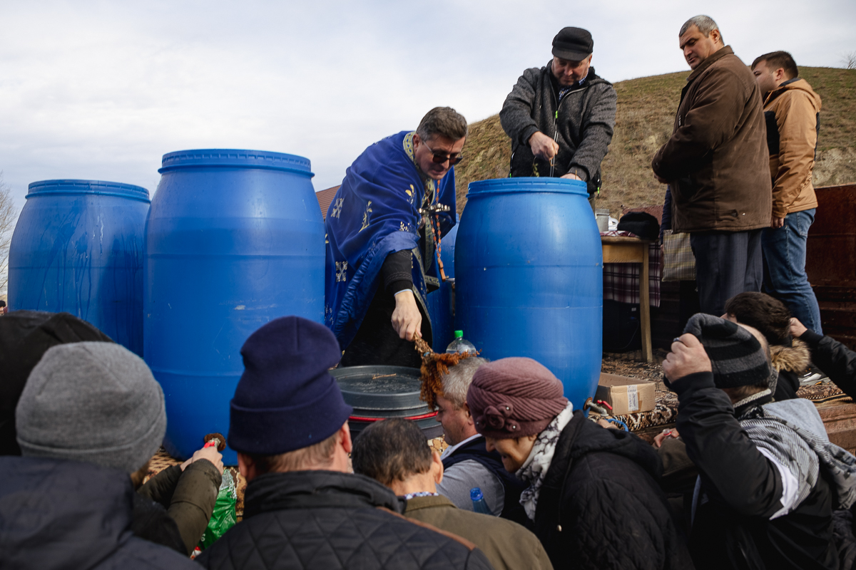REPORTAJ Boboteaza pe malul Dunării, în comuna Ostrov: procesiune la debarcader, concurs de prins crucea și curse de cai