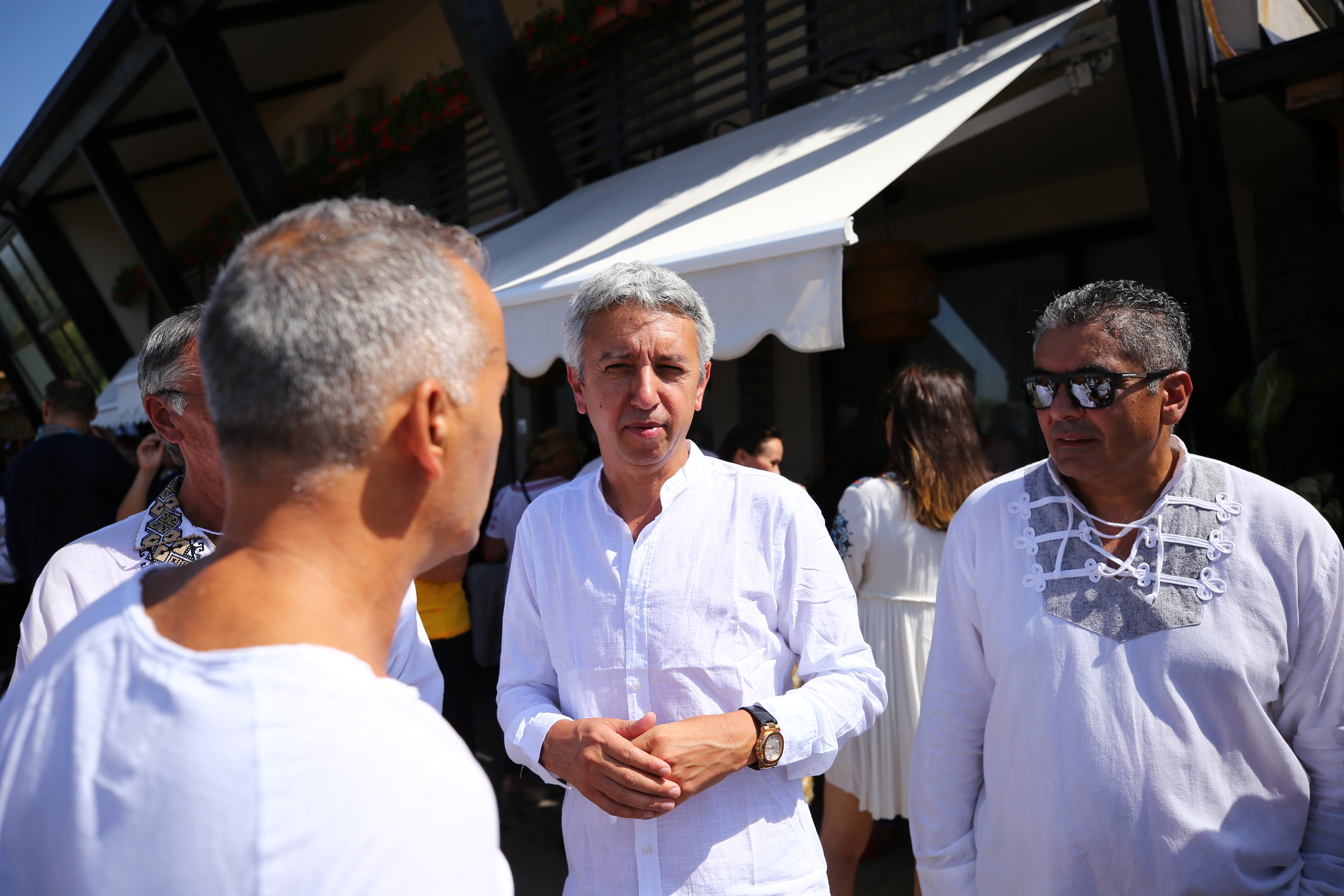 O mireasă și două nunți. Cum a petrecut poporul în vale, iar ceilalți invitați, în deal, la căsătoria „domnului AUR”, George Simion