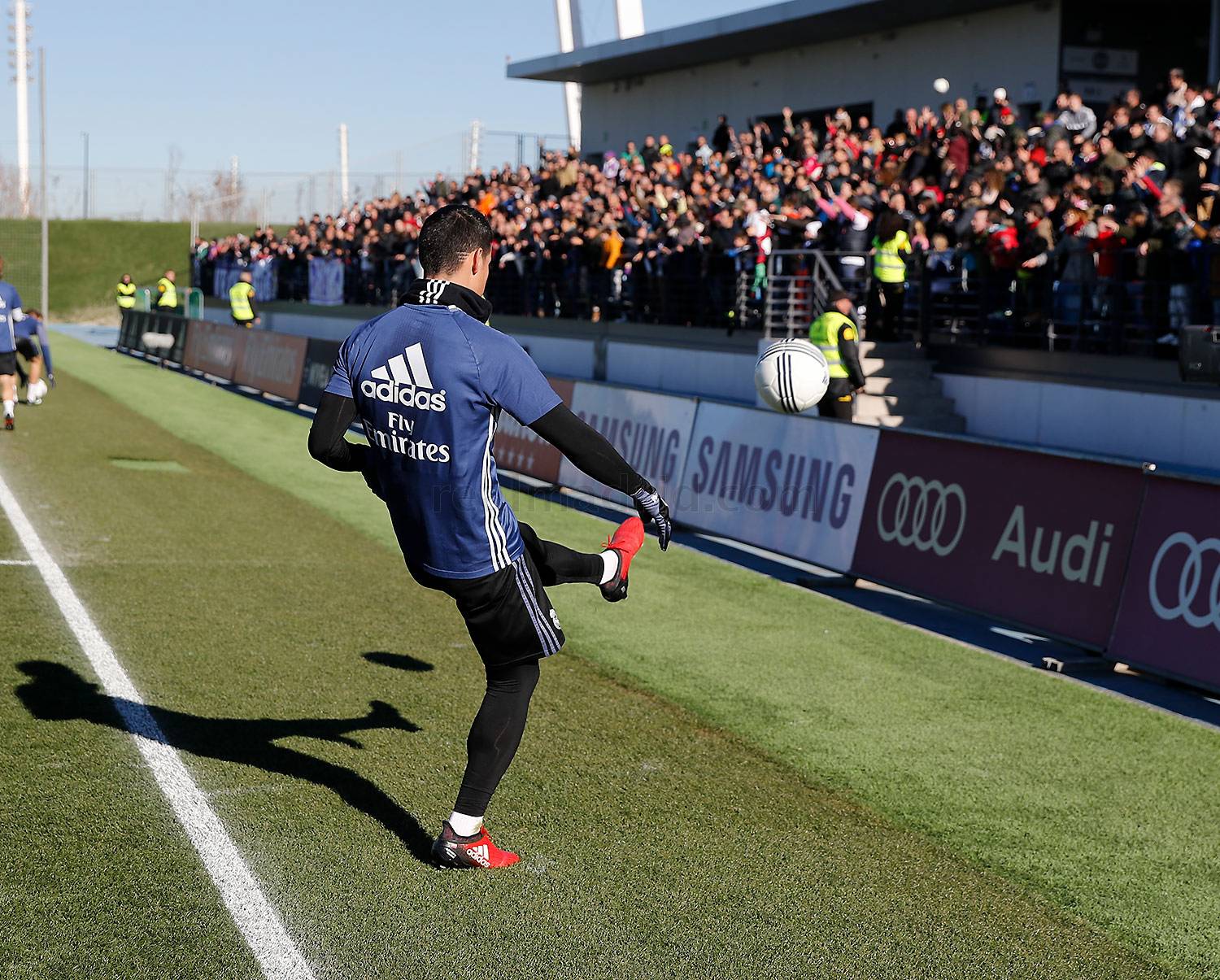 Peste 5.000 de fani au asistat la ultimul antrenament cu public efectuat de Real Madrid în anul 2016 / GALERIE FOTO