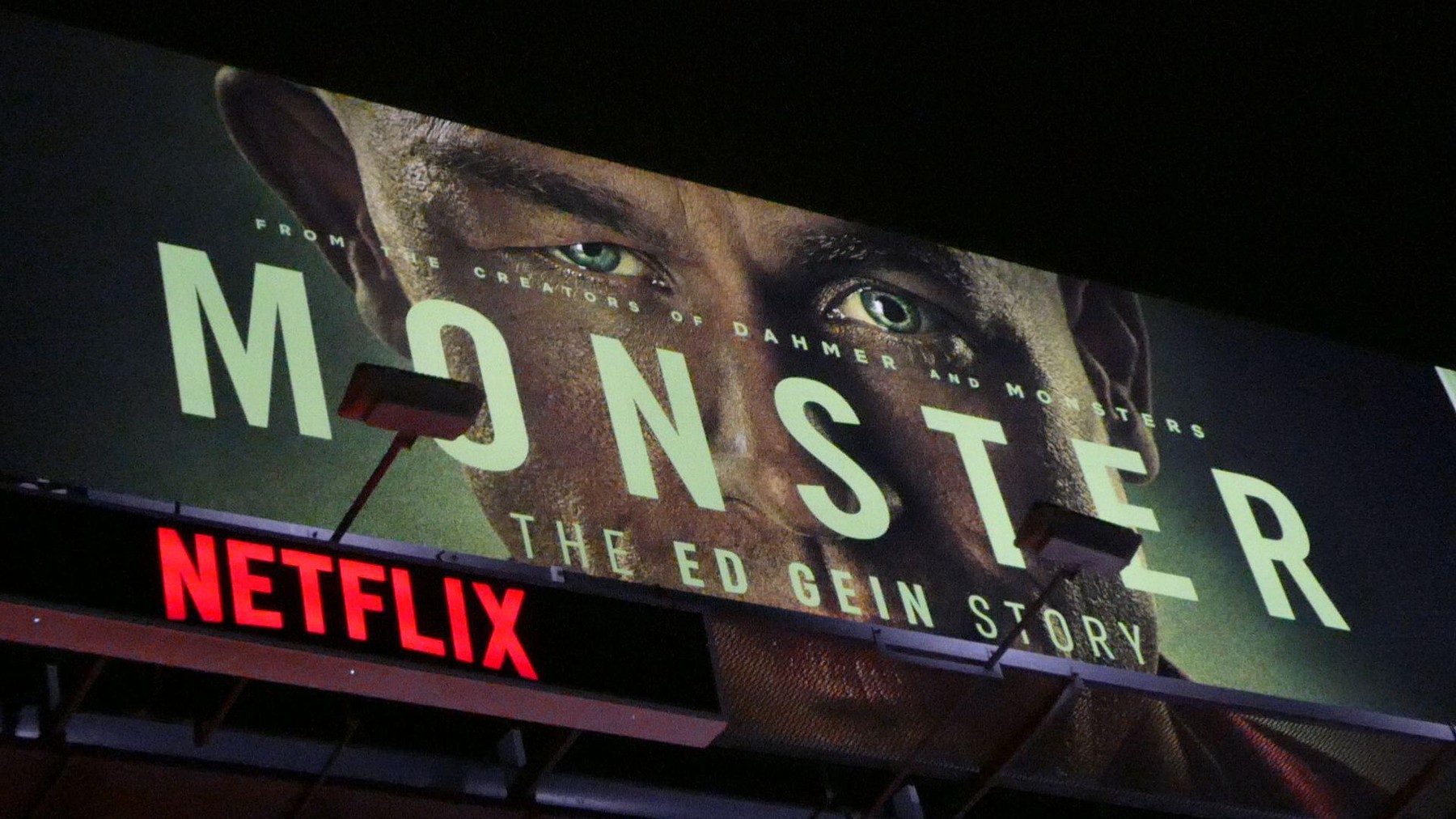 Charlie Hunnam a slăbit 14 kg pentru a se transforma în criminalul Ed Gein în noul serial Netflix „Monster”