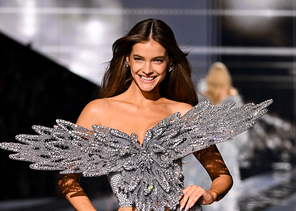 Palvin Barbara mindenkit túlragyogott a 2025-ös Victoria's Secret show-n