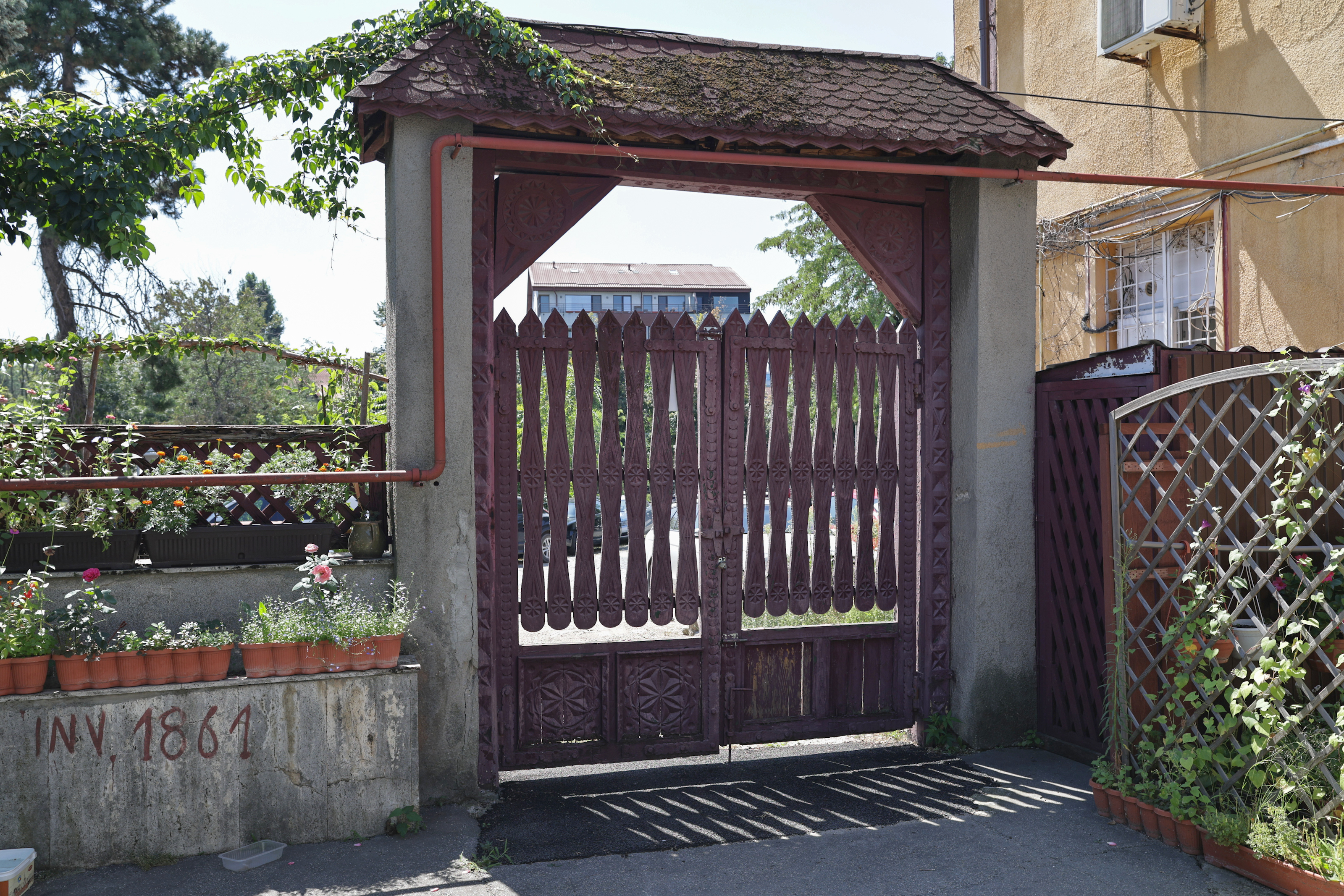 Între gloria regală și dezastrul de azi. Locul pe unde au trecut regii României a ajuns o haltă aproape pustie și distrusă de graffiti