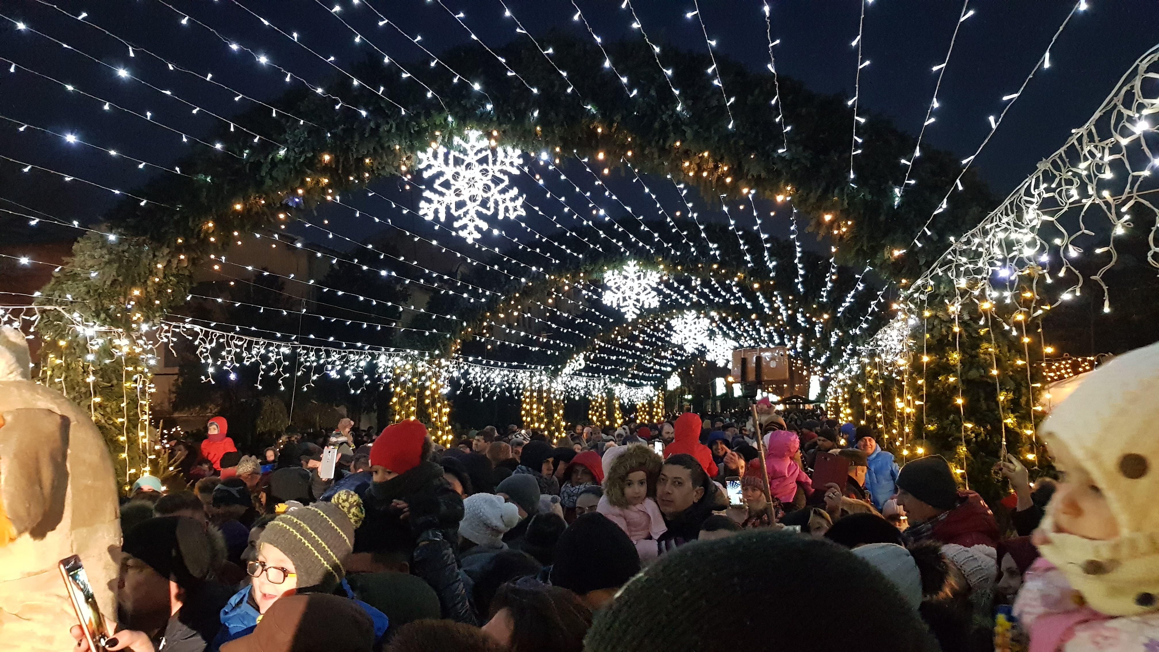 VIDEO&FOTO/ Sute de mii de luminițe multicolore s-au aprins în Iași. S-au deschis și cele două târguri de Crăciun