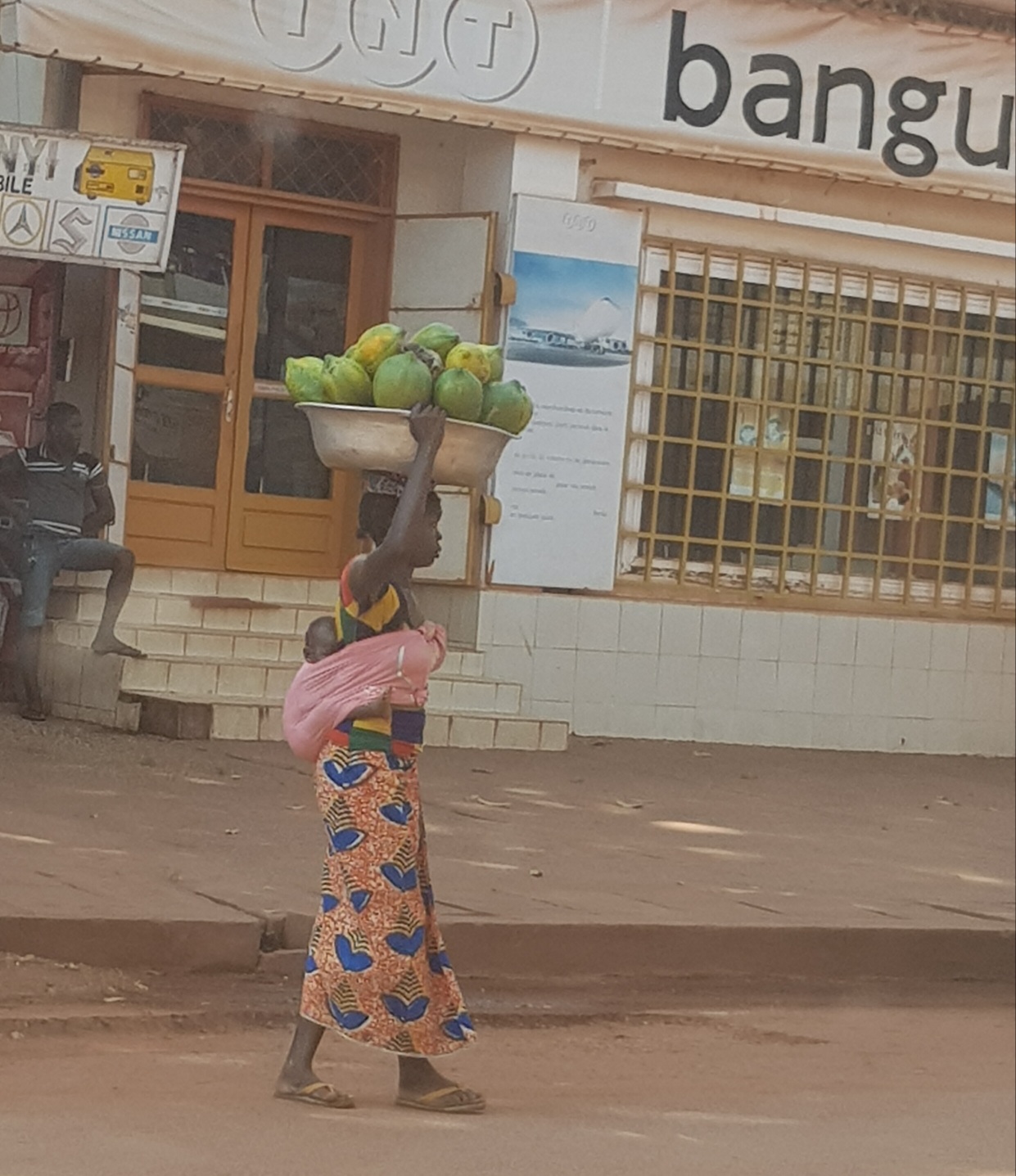 O femeie-jandarm din România, în iadul din mijlocul Africii. Acolo, localnicii își măcelăresc dușmanii cu macetele, îi omoară cu pietre sau îi ard de vii!