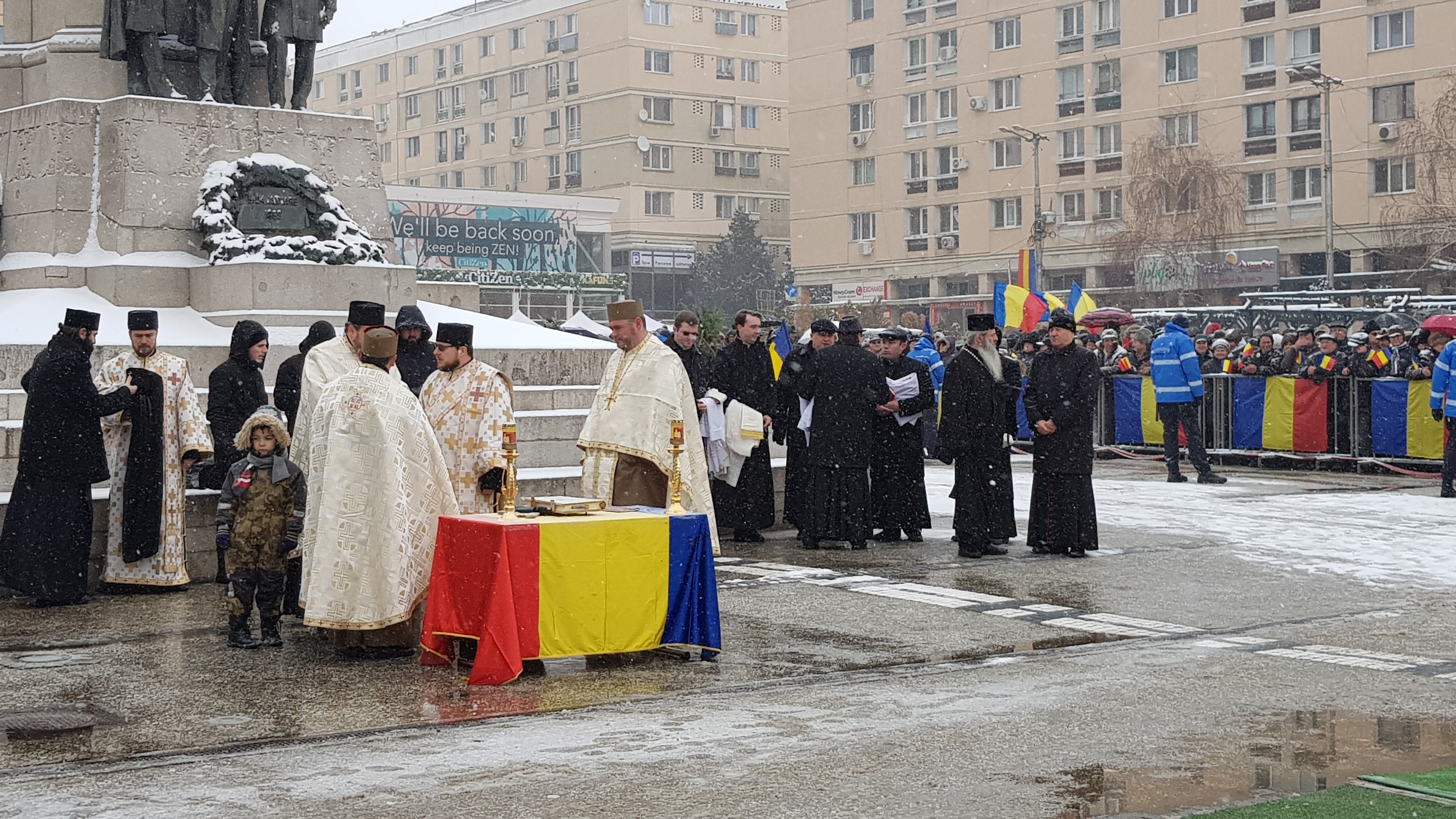 VIDEO&FOTO/ Ninsoare abundentă, huiduieli și discursuri anoste la Iași, în ziua Micii Uniri