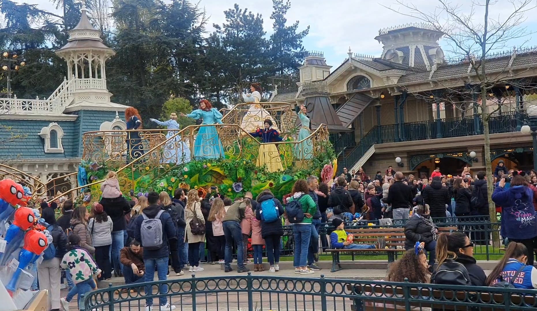 Ponturi pentru o vacanță reușită la Disneyland, Paris. Cum să faci economie de timp și de bani