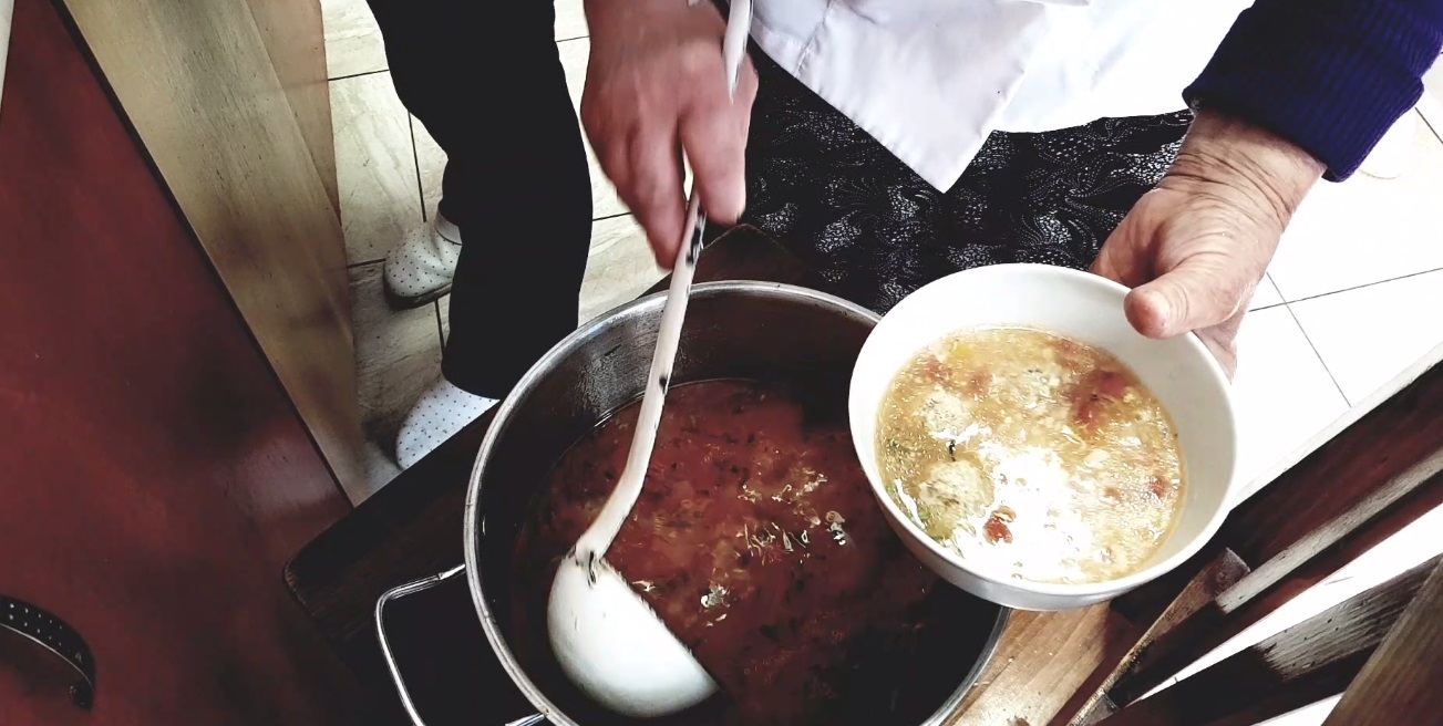 VIDEO/ Preotul din Teleorman care hrănește un sat din cel mai sărac județ al României. Cantina de la biserică