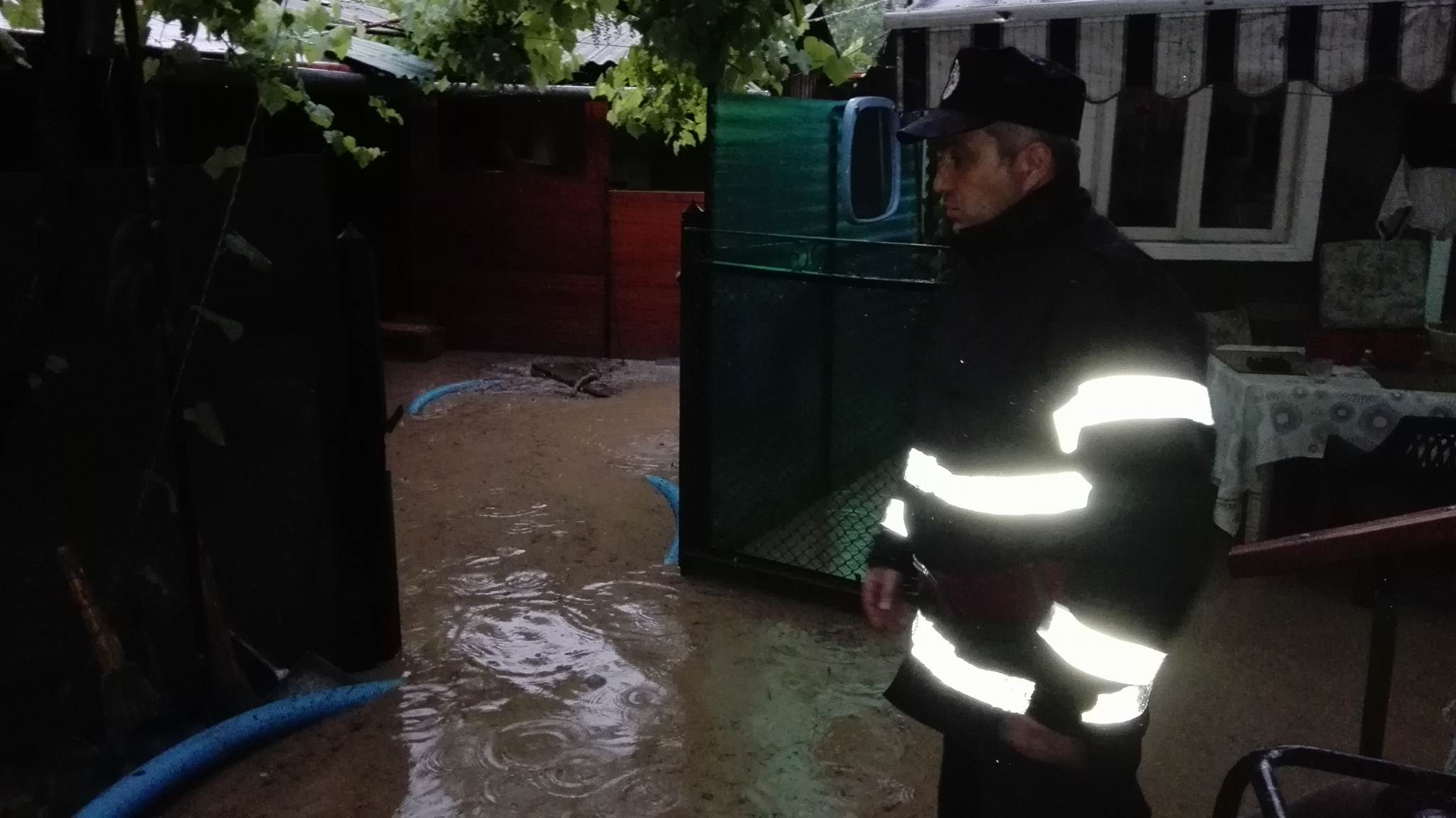 UPDATE: Inundațiile și furtunile au făcut ravagii în șase județe din țară. Zeci de oameni, pe drumuri în urma vijeliei