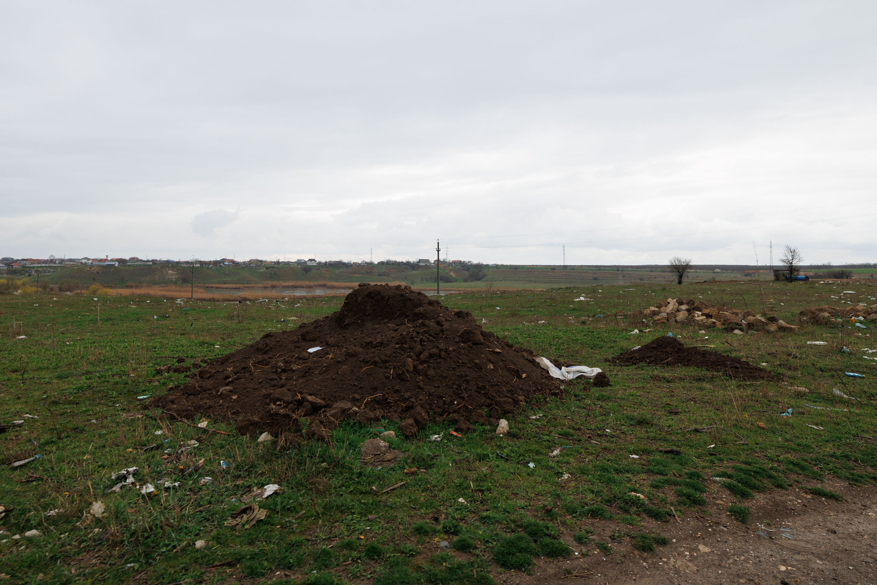 REPORTAJ O arie protejată Natura 2000 de la marginea Mangaliei a devenit depozit de deșeuri: „Aduc gunoaiele cu mașini mari, de la firme!”. Ministerul Mediului știe din 2020