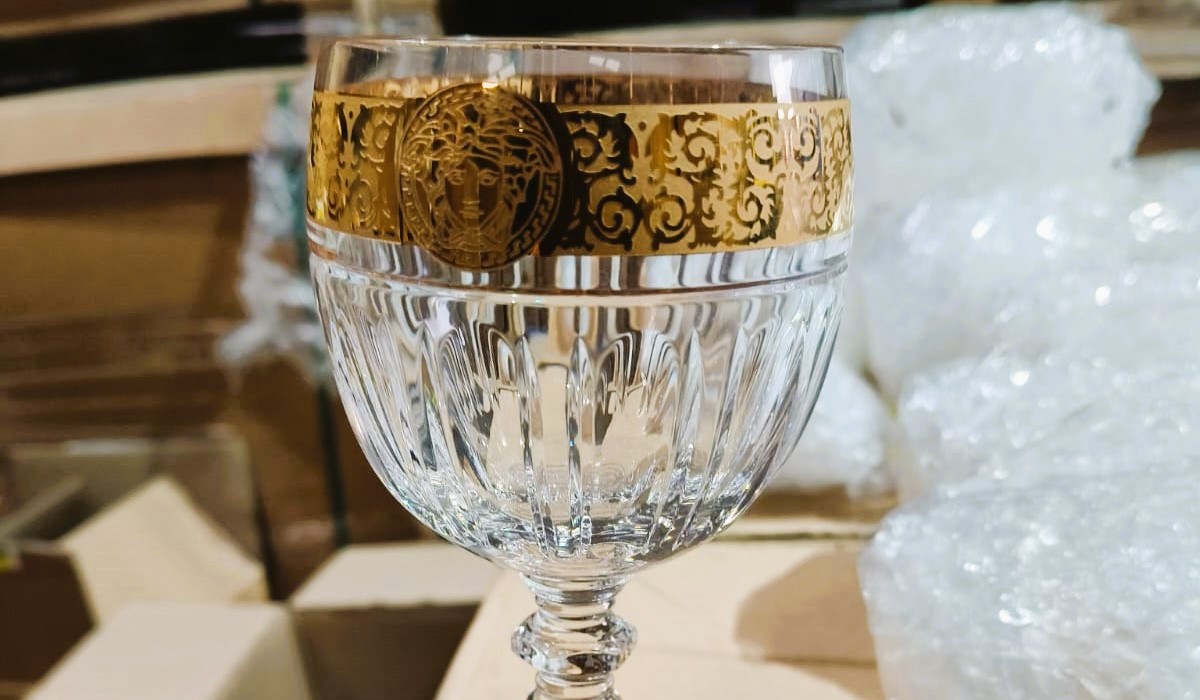 Pahare și cești din porțelan, dar și linguri Versace, confiscate la Constanța. Marfa, în valoare 1,1 milioane de lei, adusă din Emiratele Arabe Unite