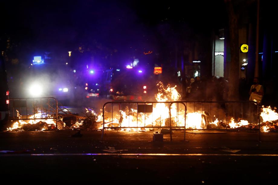 Violențe în Barcelona, după ce sute de mii de oameni au făcut grevă generală. Centrul orașului, scena confruntărilor dintre poliție și separatiști | VIDEO
