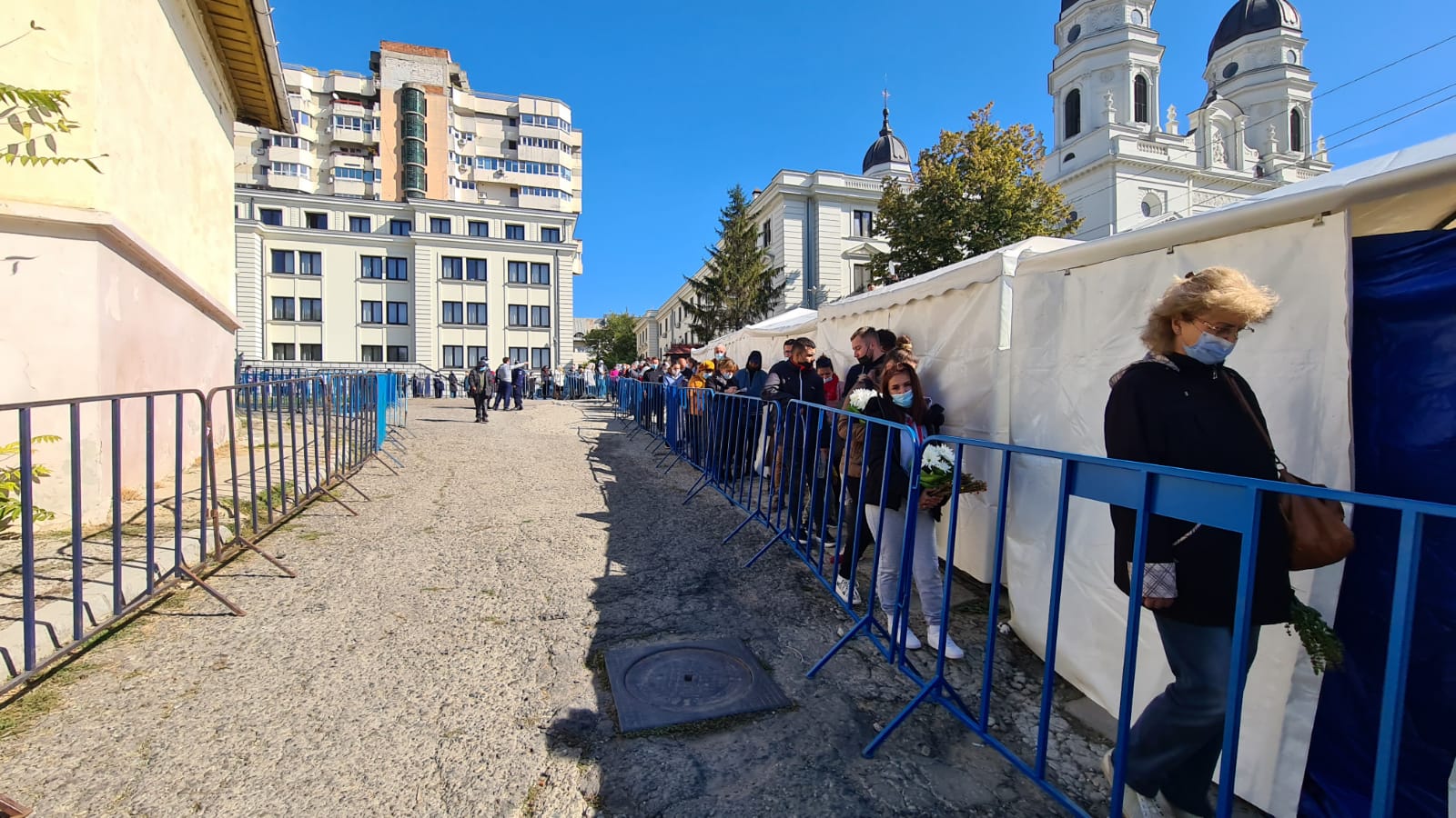 Un oraș, două realități: Coadă de ambulanțe cu pacienți COVID la spital, coadă de pelerini la Sf. Parascheva