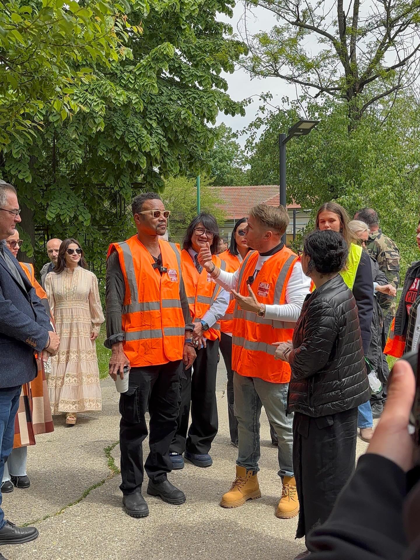 Cuba Gooding jr, vizită în România. Actorul a ajuns pe șantierul clinicii de la Obregia și la Senat
