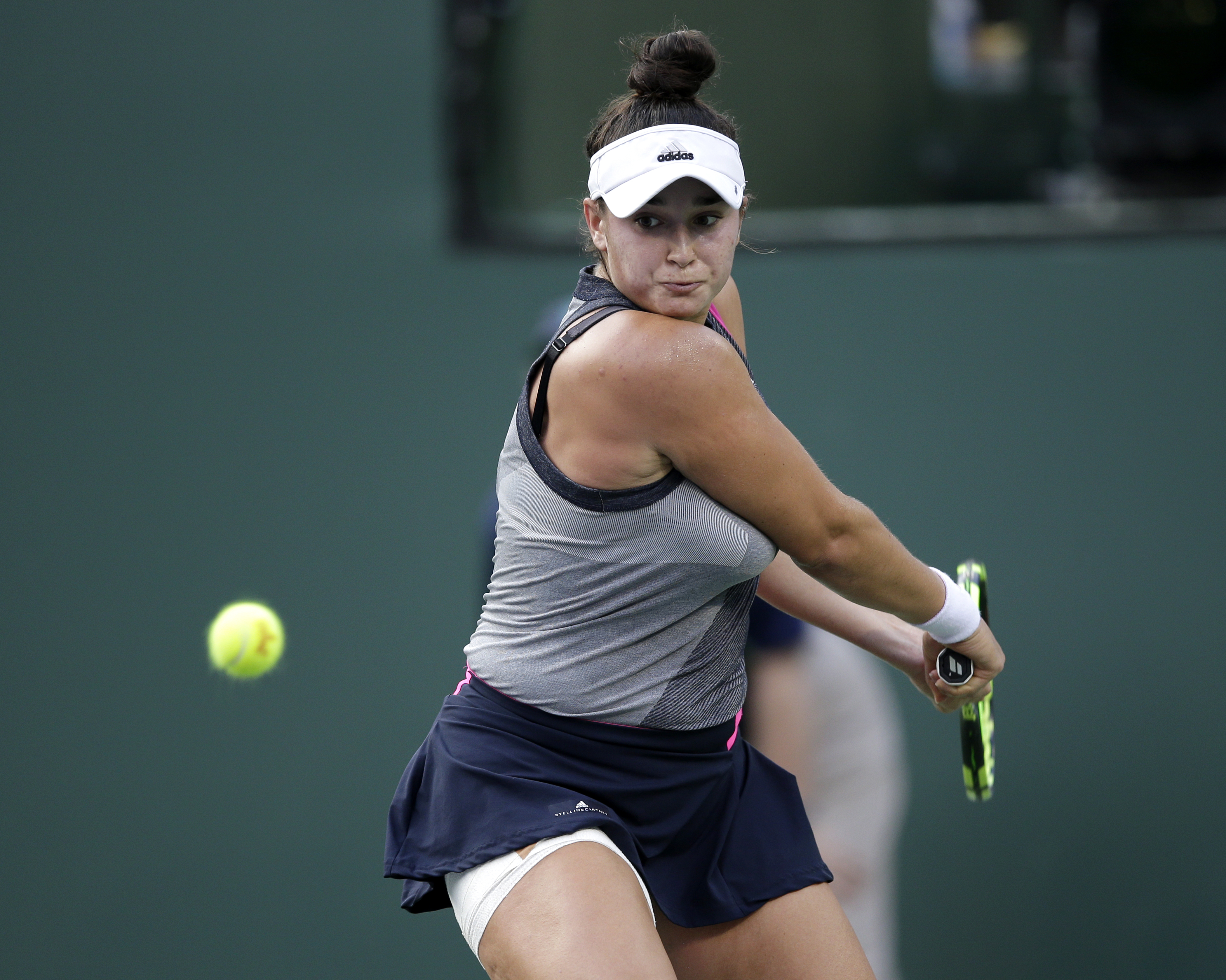Gest nesportiv al Carolinei Dolehide în meciul cu Simona Halep de la Indian Wells. În ”războiul sânilor”, americanca i-a tras una în piept româncei! | FOTO&VIDEO