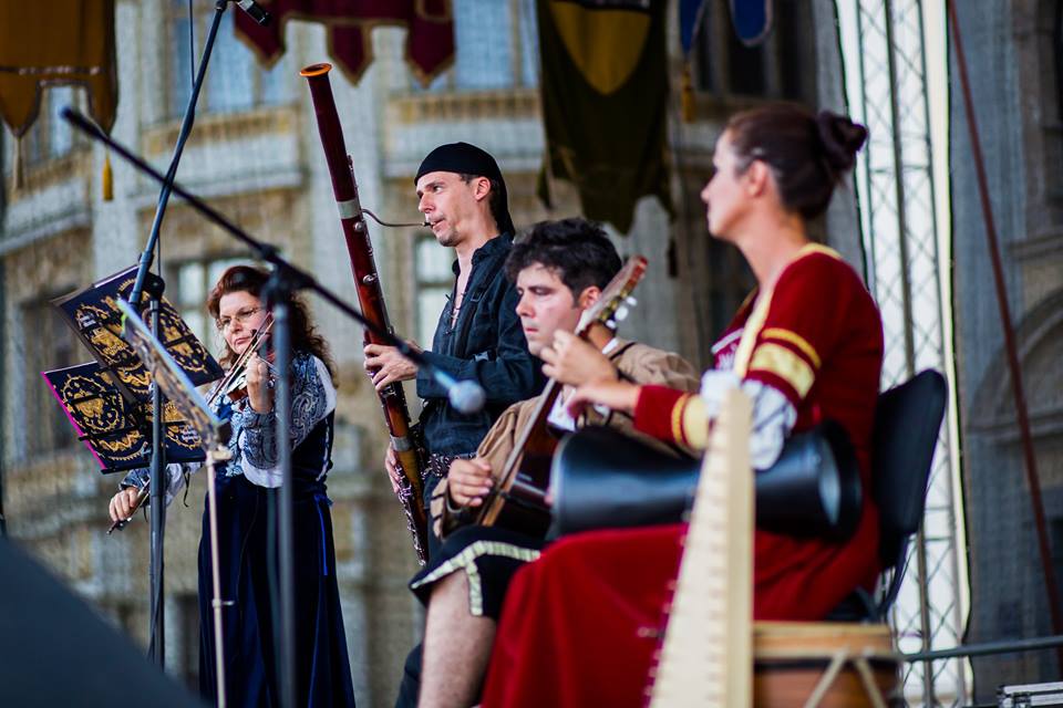 Atmosferă de poveste la Festivalul Medieval din Sibiu 2017. Cavaleri, domnițe și rock medieval în Piața Mare