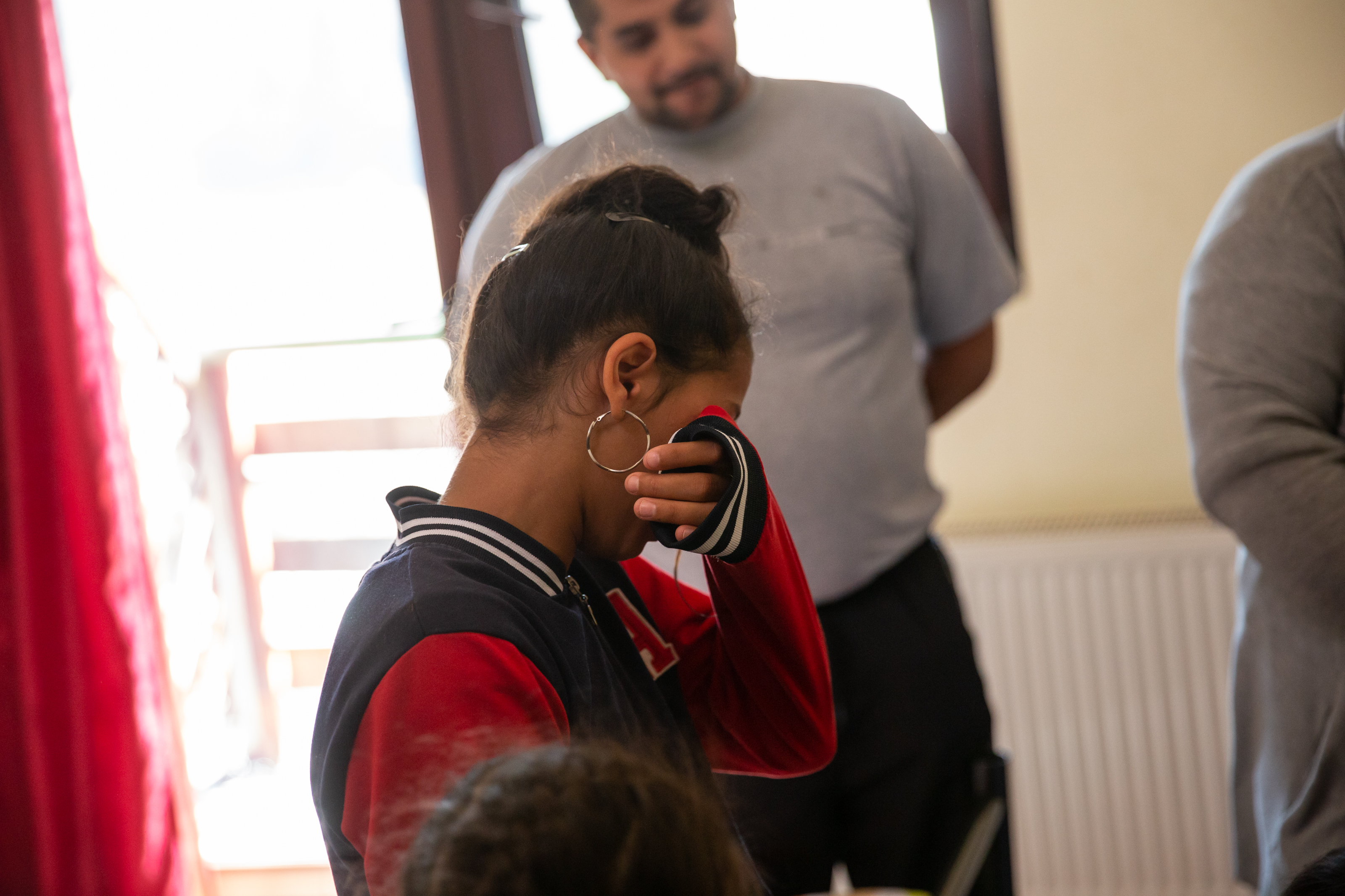 Săptămâna Patimilor și recunoștința oamenilor rămași fără case la Azuga: Îi mulțumesc Domnului că i-a lăsat în viață și domnului Vlad că i-a primit în pensiunea lui