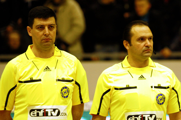 FOTO&VIDEO/ I wonder le-a făcut o surpriză imensă lui Constantin Din și Sorin Dinu, cei mai cunoscuți arbitri de handbal din România. Își serbează zilele de naștere, iar celebra brigadă se retrage din activitatea internațională