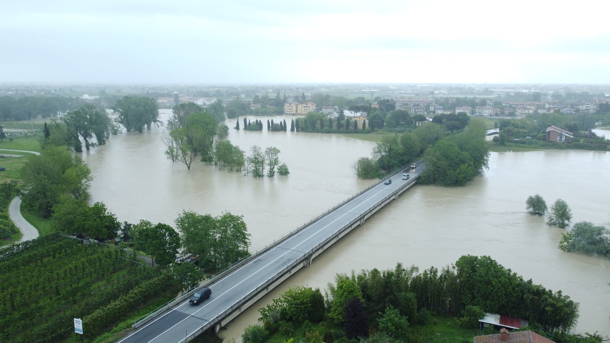 „Ceva nemaiîntâlnit în acest secol. Trebuie să ne pregătim, aceasta este criza climatică”. Italia caută o explicație pentru inundațiile catastrofale