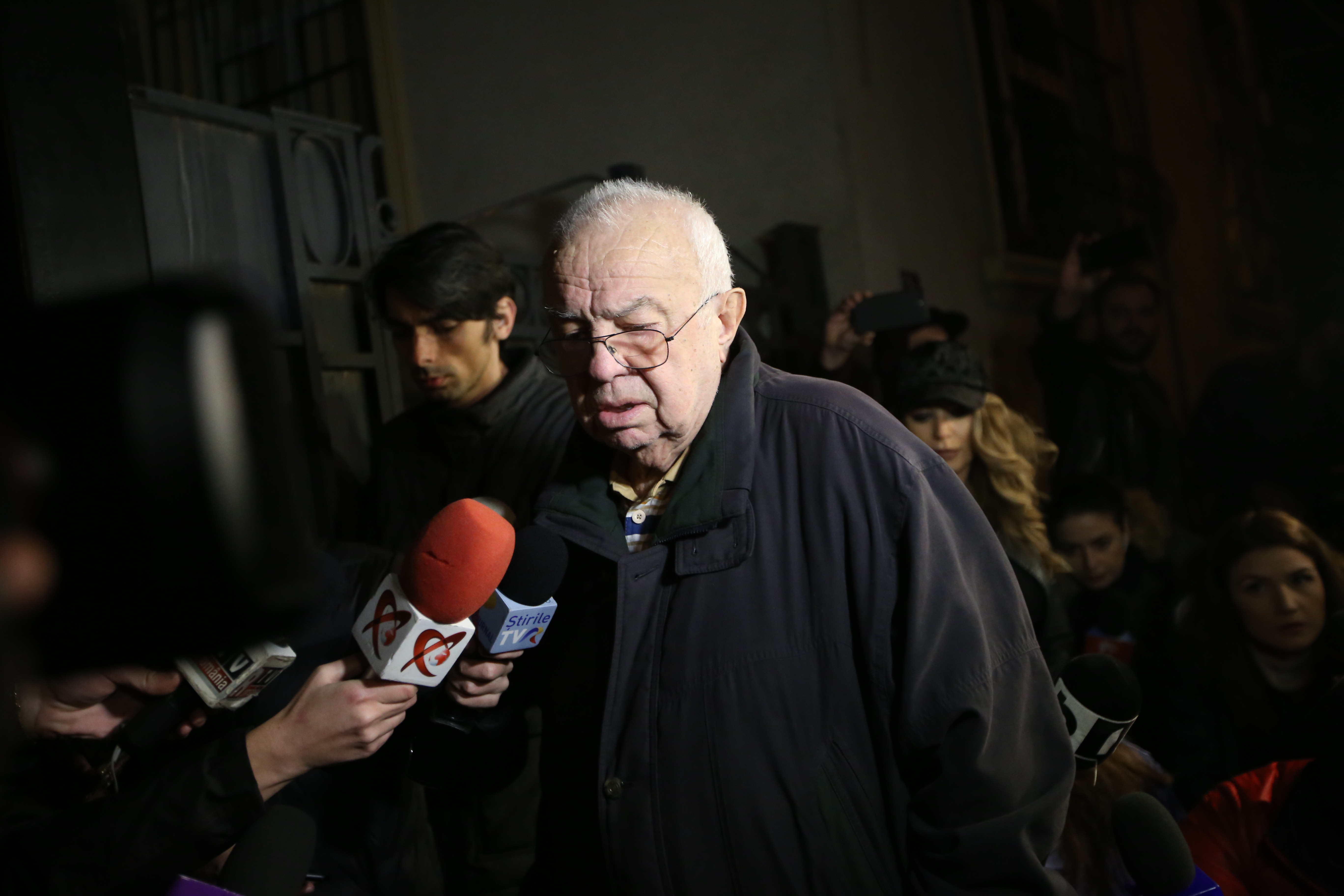 Alexandru Arșinel a ieșit în lacrimi din casa Stelei Popescu. "Cred că a murit ieri. Hemoragie internă, posibil" | FOTO