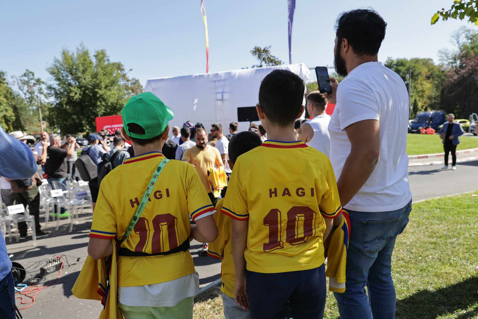 Monumentul dedicat Generației de Aur a României a fost inaugurat în fața Arenei Naționale. Este o poartă de fotbal uriașă