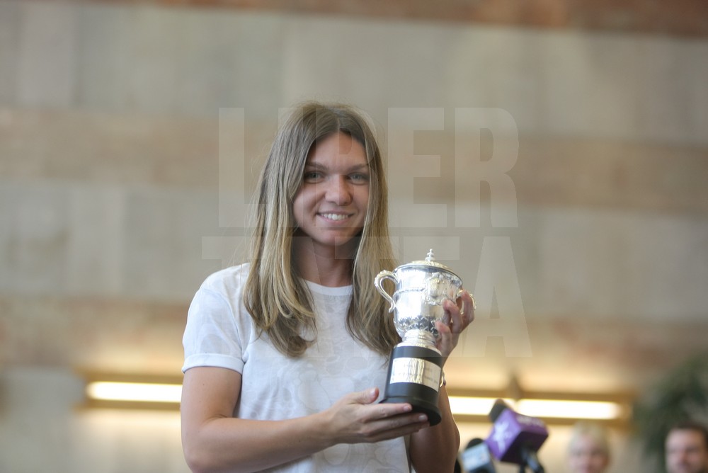 VIDEO&FOTO. Sosirea Simonei Halep în România după ce a câștigat Roland Garros 2018. Așteptată pe covorul roșu!
