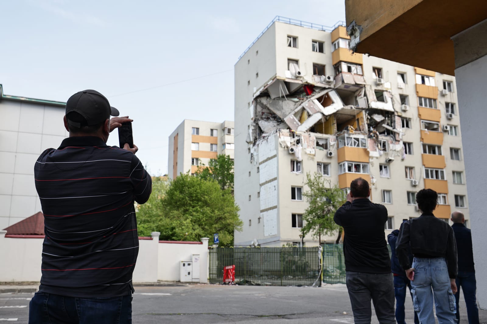 Locatarii blocului care a explodat în Rahova acum 6 luni sunt disperați: „Nimeni nu ne ajută. Venim ca proștii pe aici, ne uităm și plecăm”