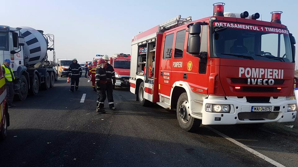 Accident în Timiș. Un șofer de 22 de ani a trimis trei oameni la spital, după ce a întors fără să se asigure