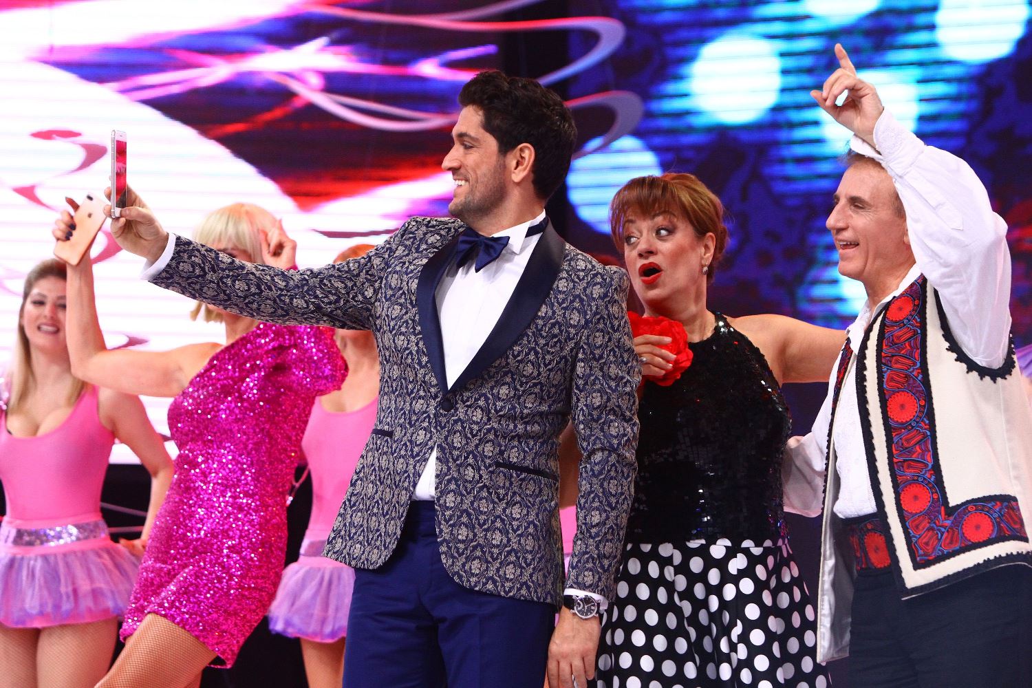 Din culisele filmărilor de Revelion.  Adriana Trandafir a croșetat în gradenă | FOTO