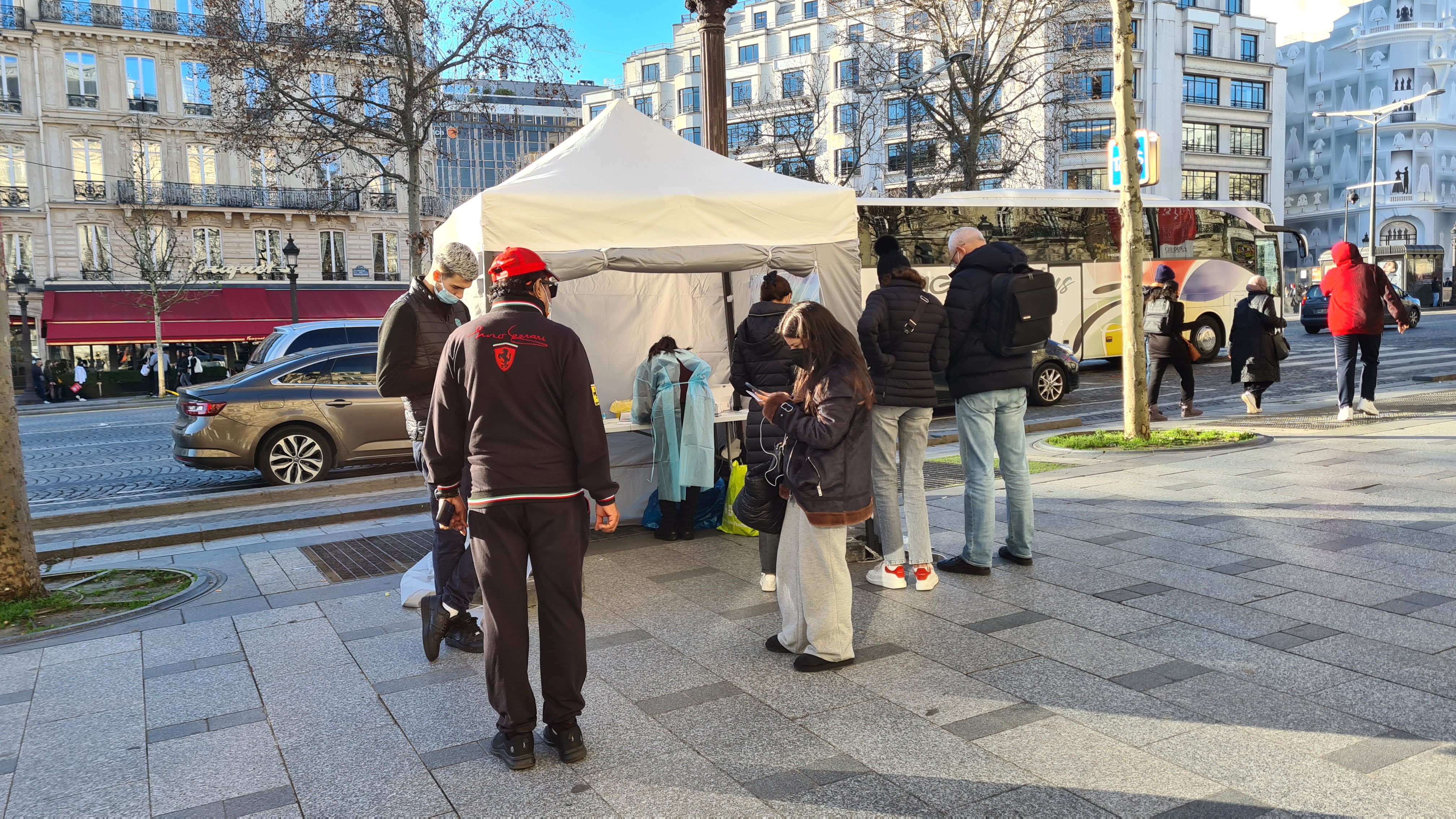 REPORTAJ | Cum am trăit Revelionul la Paris, capitala europeană cea mai lovită de noul val COVID