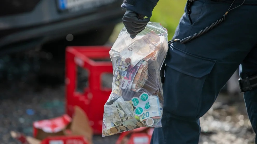 Un mort și o pungă plină cu bani într-un VW Polo care s-a izbit violent de un copac, pe o șosea în linie dreaptă din Germania