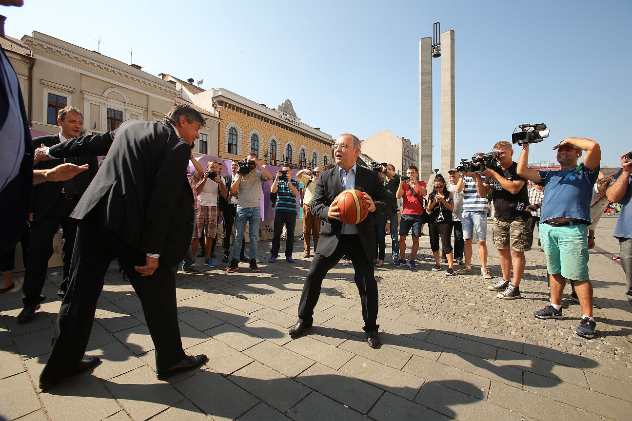 Începe numărătoarea inversă până la EuroBasket 2017: un simbol gigant a fost instalat în Cluj-Napoca și în alte trei orașe europene