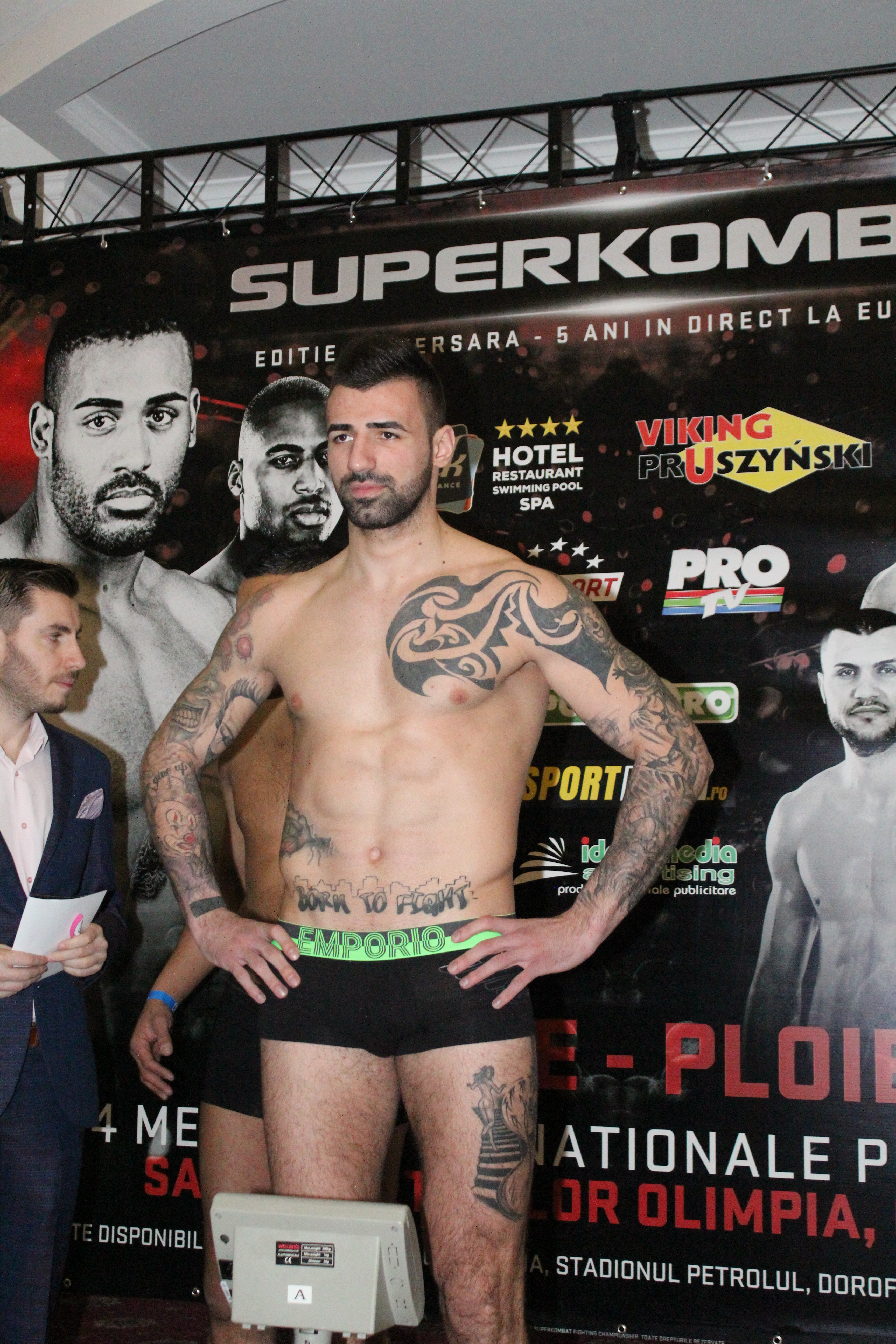 Luptătorii de la Superkombat Ploiești s-au confruntat pentru prima dată la cântarul oficial / GALERIE FOTO