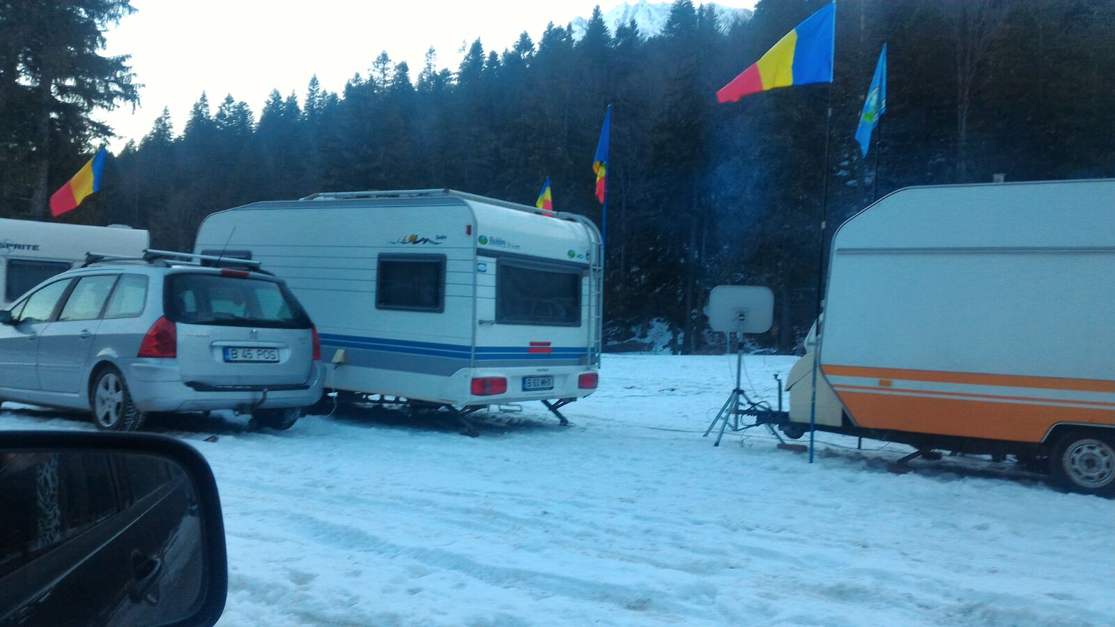 REPORTAJ/ Camping pe Valea Cerbului, în plină iarnă. Împătimiții muntelui nu se lasă descurajați nici de frig, nici de gunoaie/VIDEO