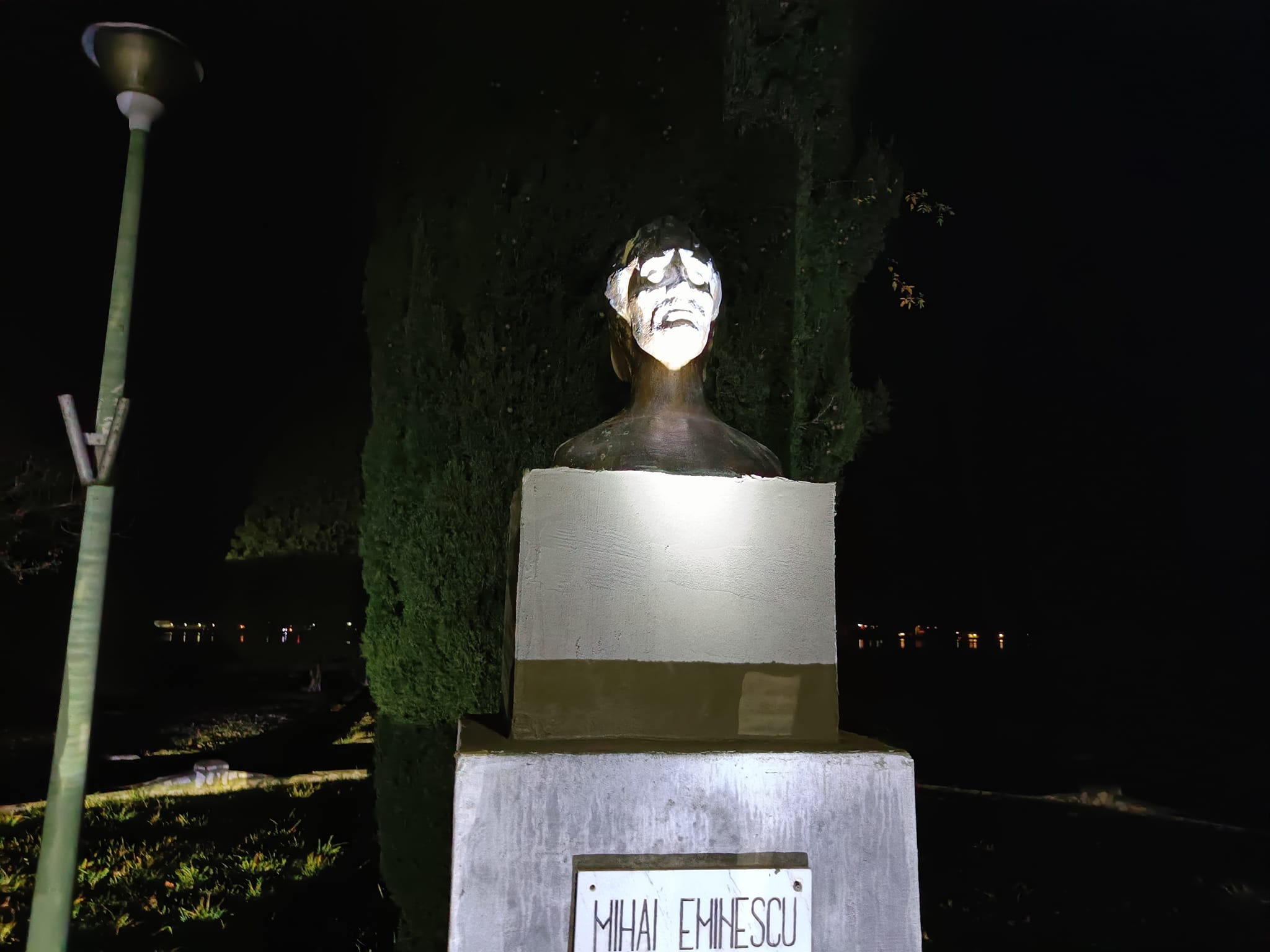 Statuia lui Mihai Eminescu din Orșova, vandalizată cu mesaje obscene. Poliția îi caută pe vinovați