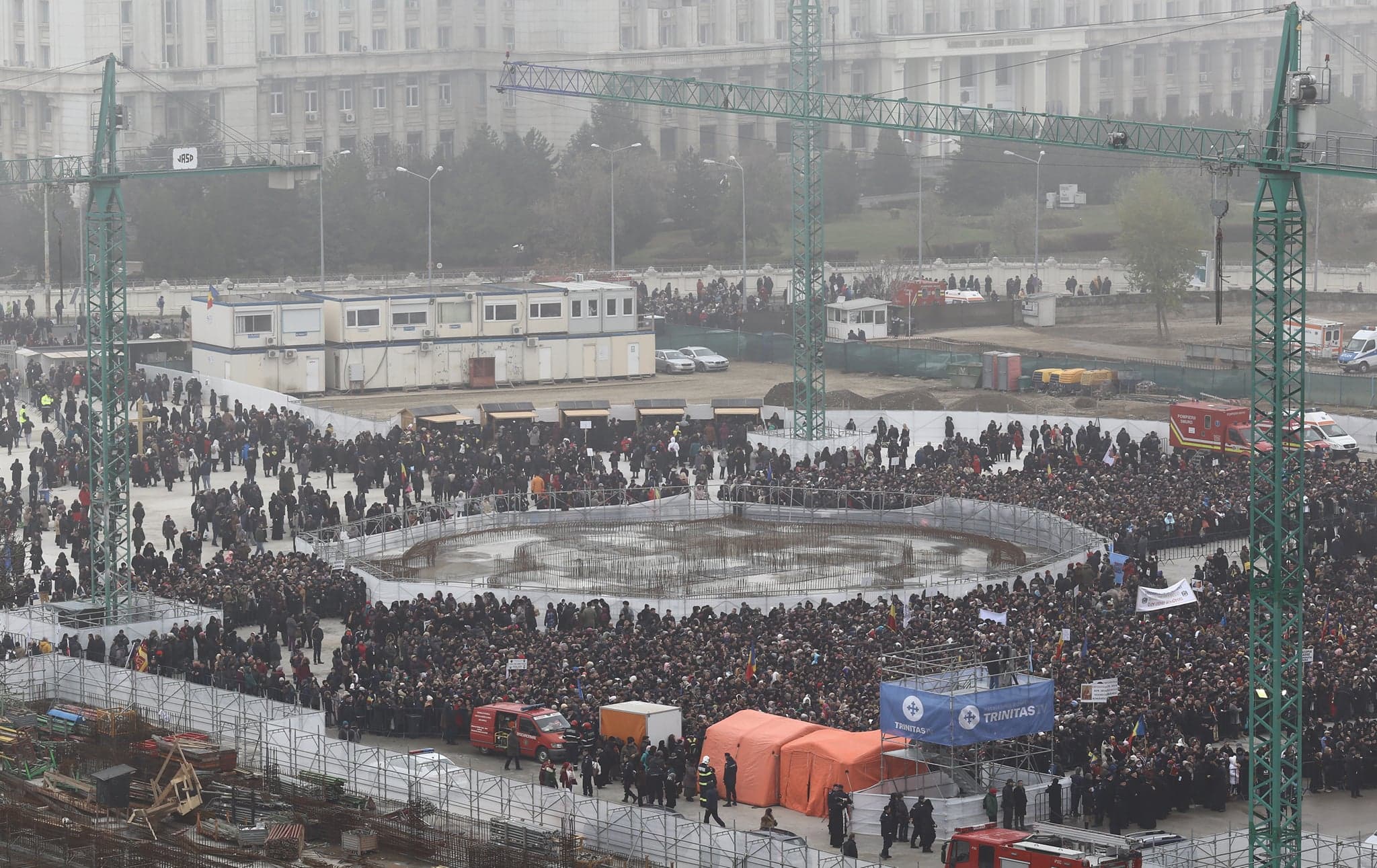FOTO&VIDEO/ Imagini de la slujba de sfințire a Catedralei Mântuirii Neamului. 100 de preoți și zeci de mii de credincioși participă la evenimentul istoric
