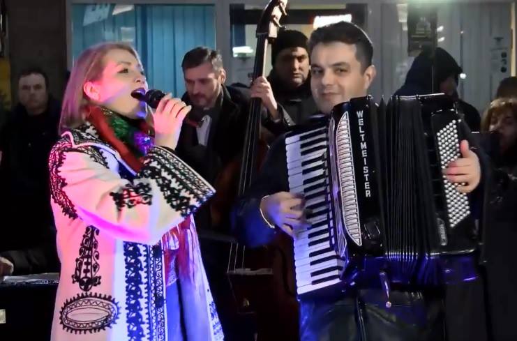 VIDEO & FOTO / Flash mob în Gara de Nord! Ai LIBERTATEA să te prinzi în HORA UNIRII cu Nicolae Voiculeț, Mirela Vaida și Ilie Năstase în Gara de Nord!