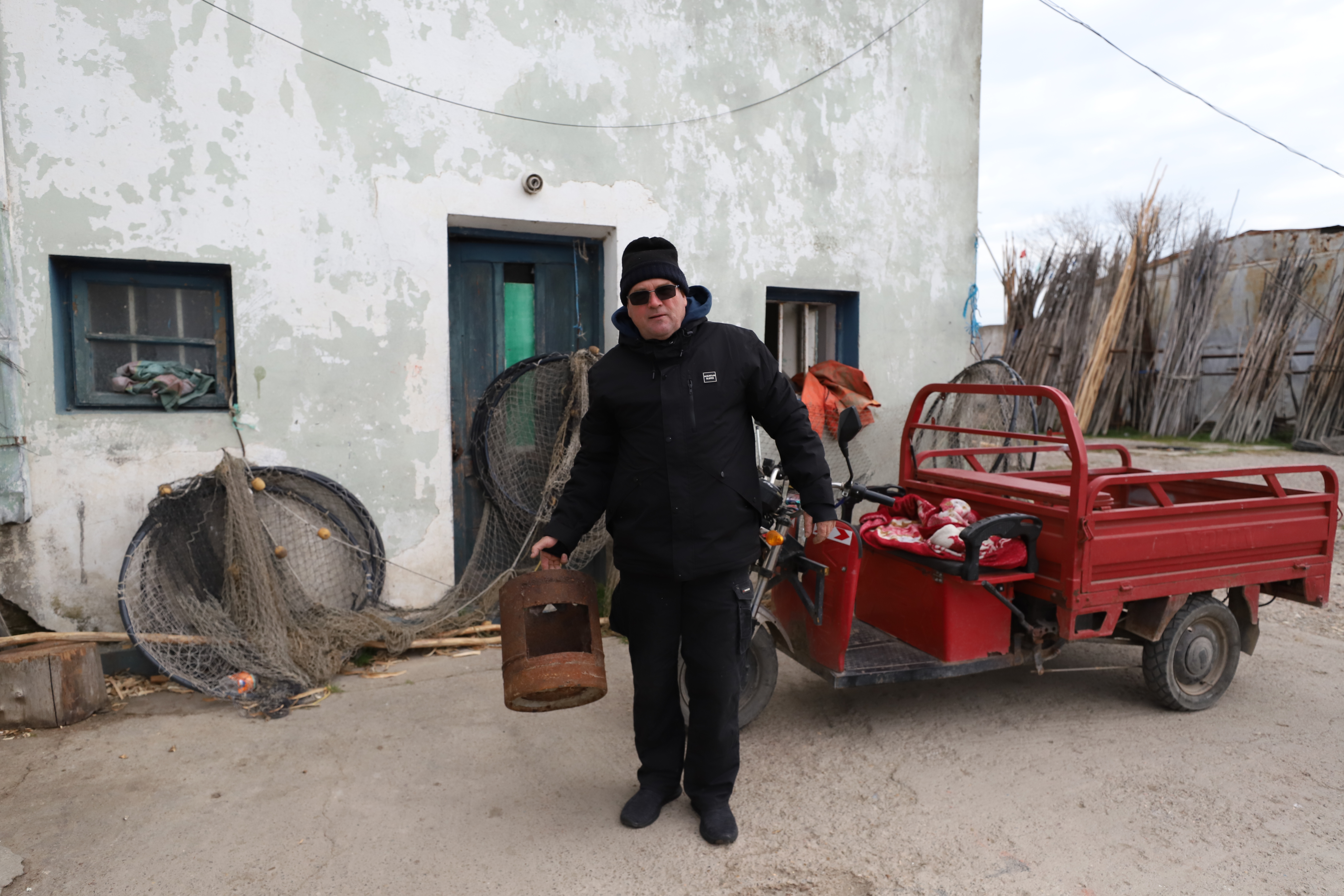 Pescarul și câinele său. Povestea unui lipovean care a trăit mai mult pe apă decât pe pământ și care știe cum se gătește ciorba de pește pe barcă